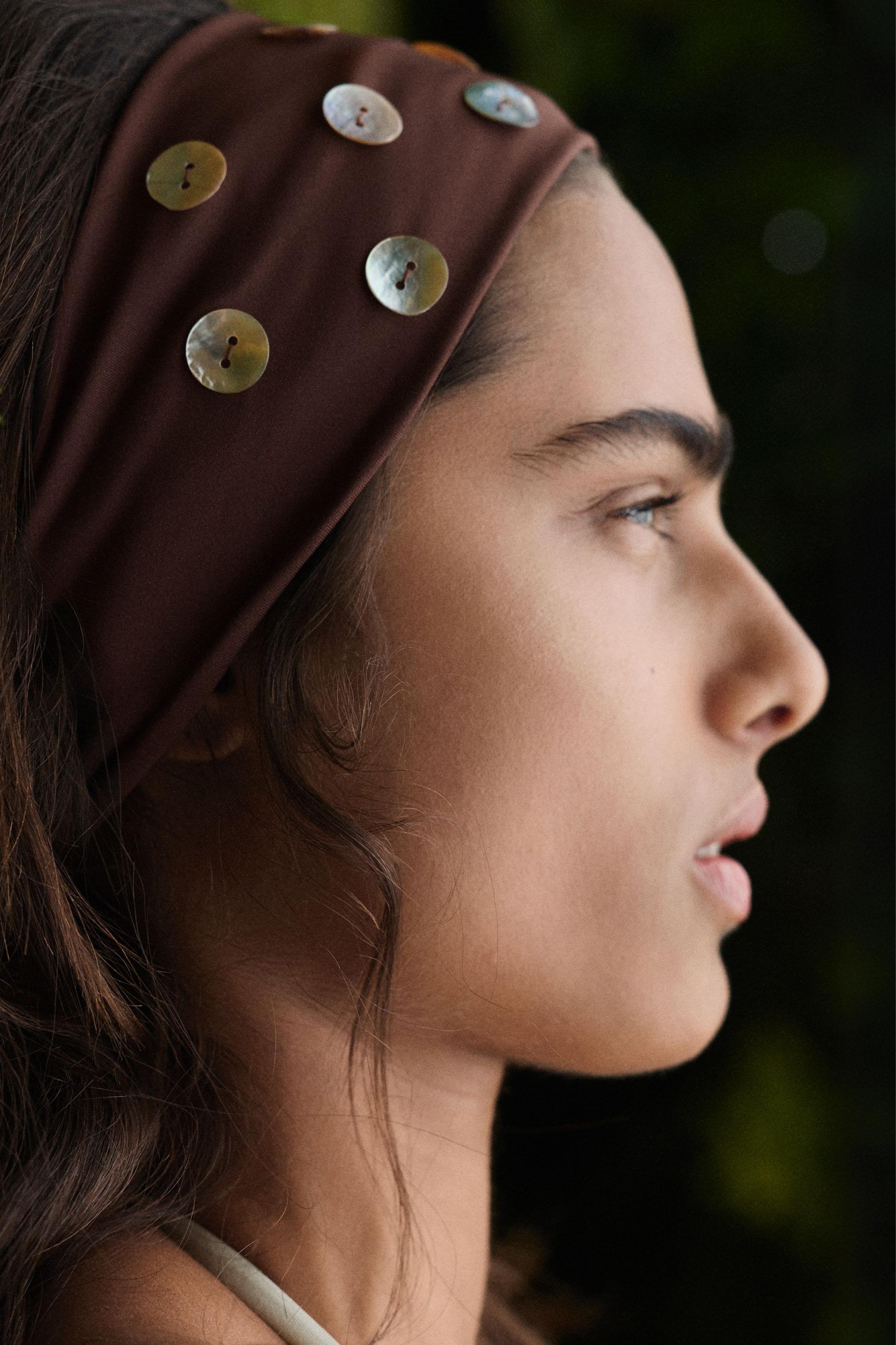 Elastic headband with buttons — Brown