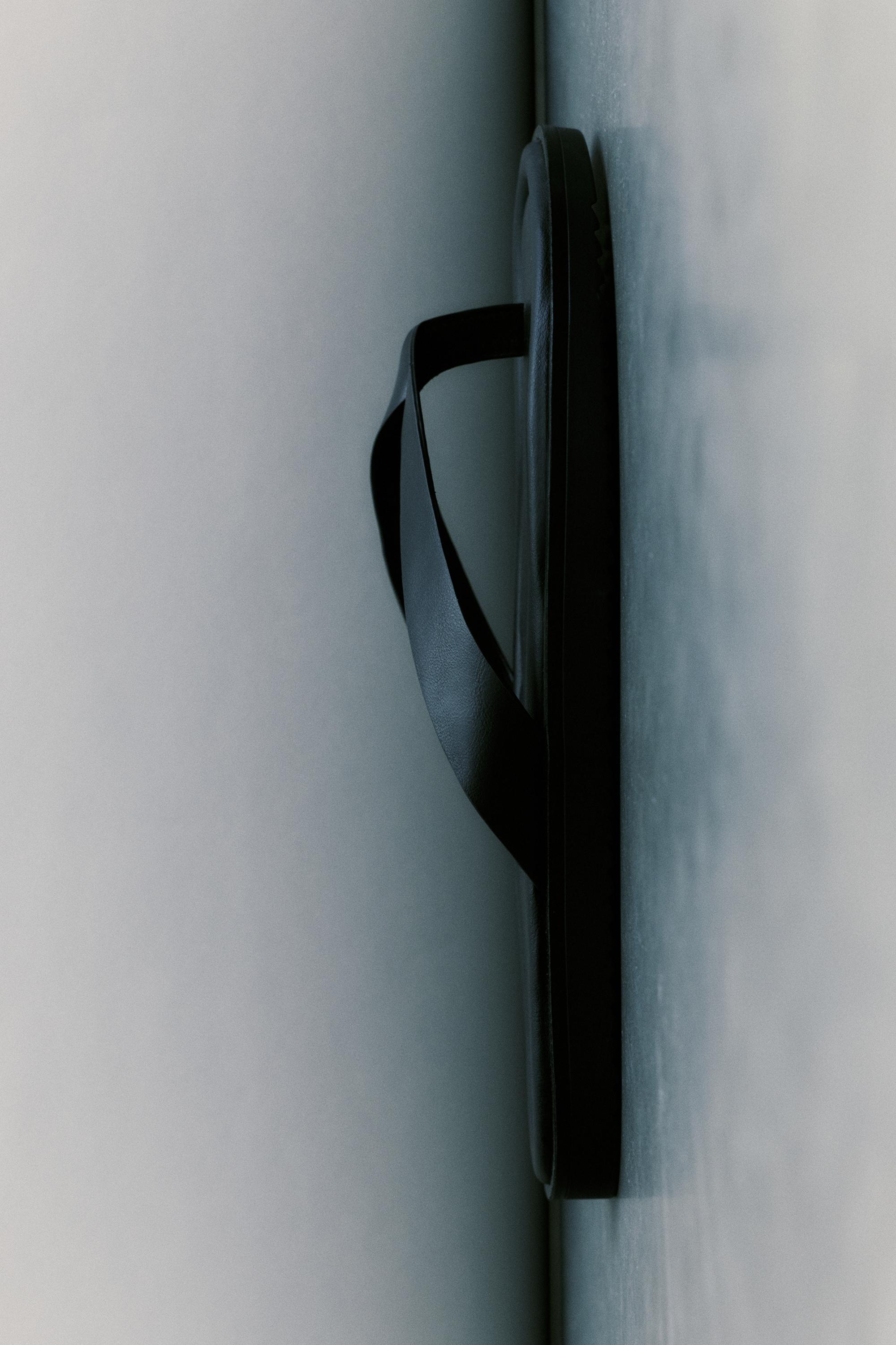 Flat sandals — Black