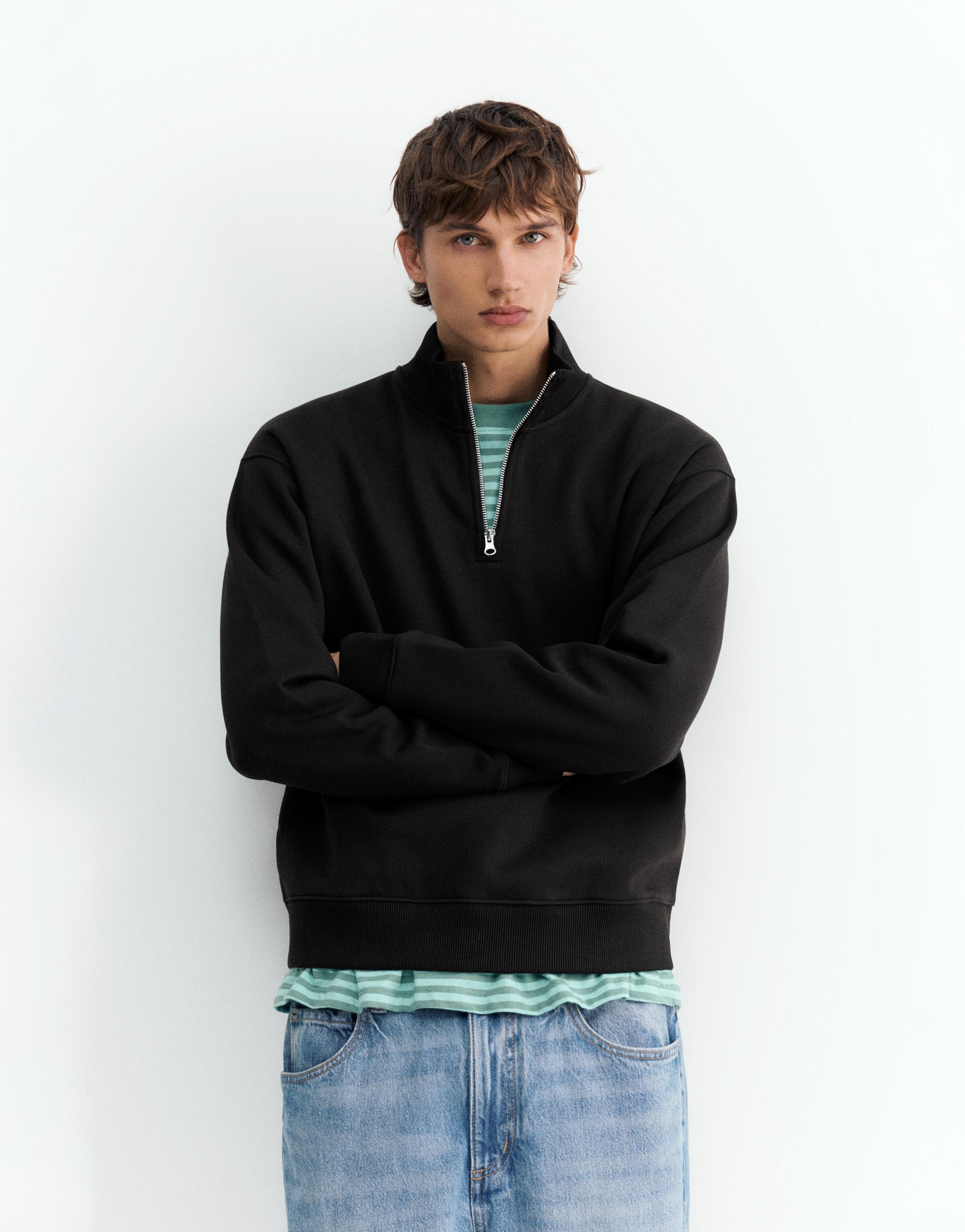 Quarter-zip sweatshirt — Black