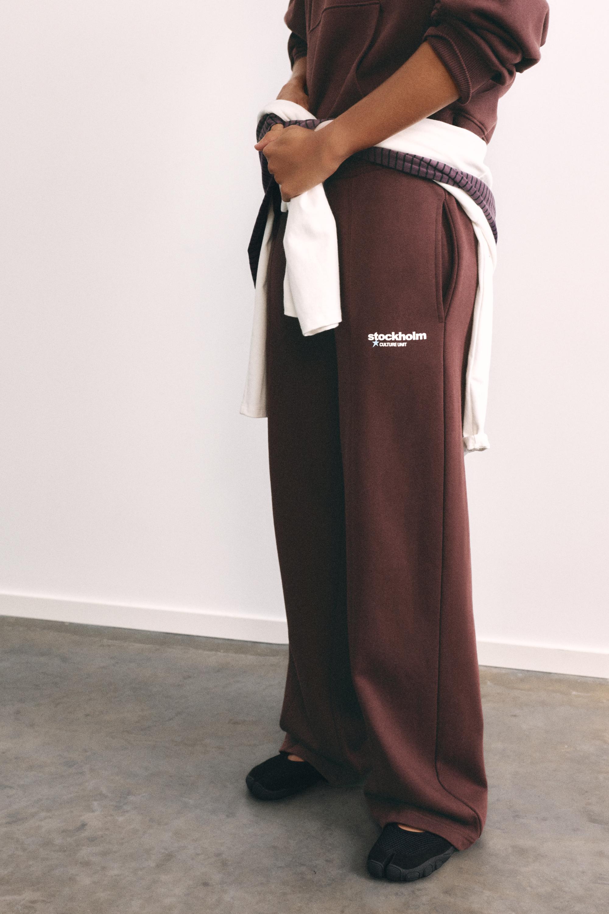 Graphic joggers — Maroon