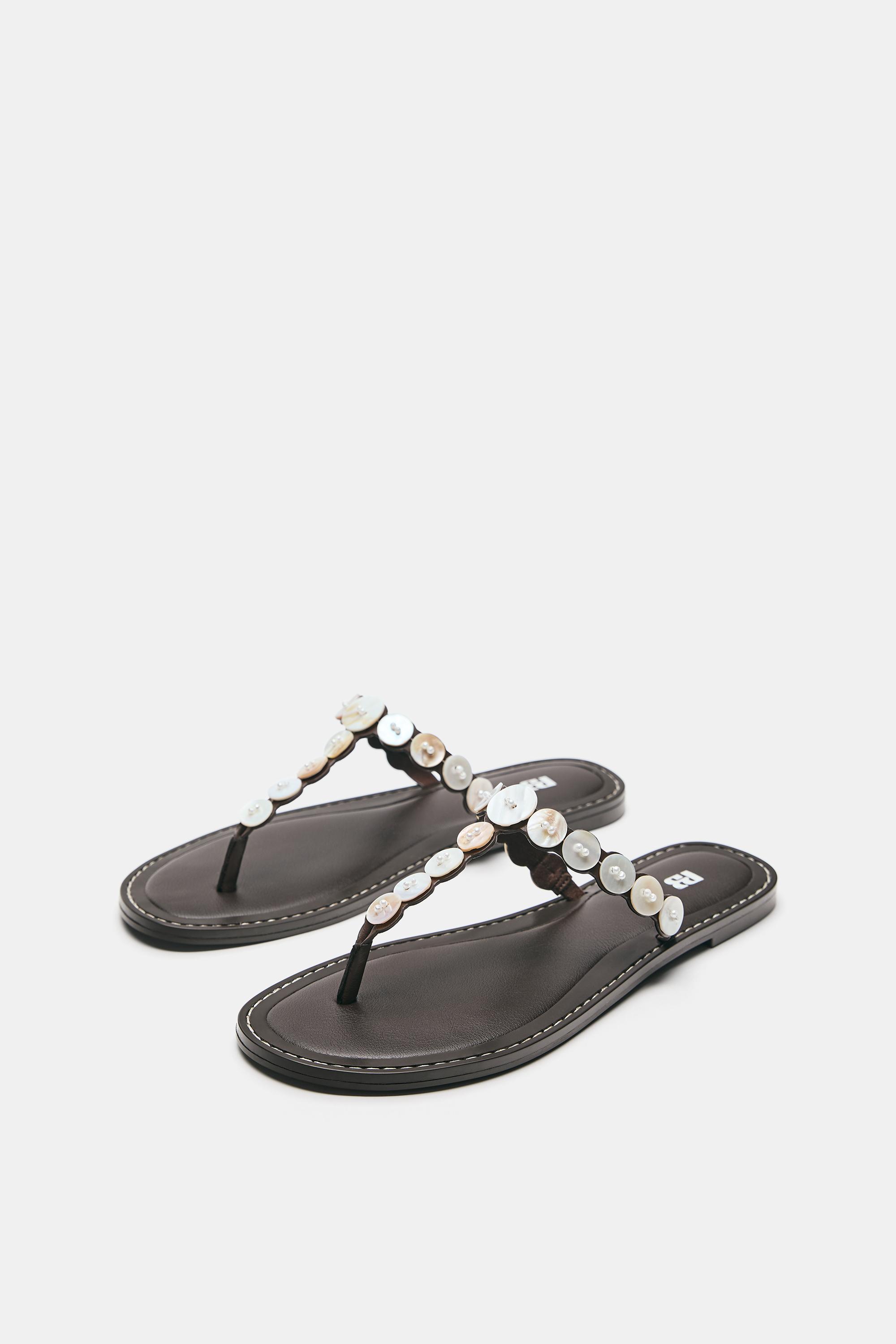 Flat button sandals — Brown
