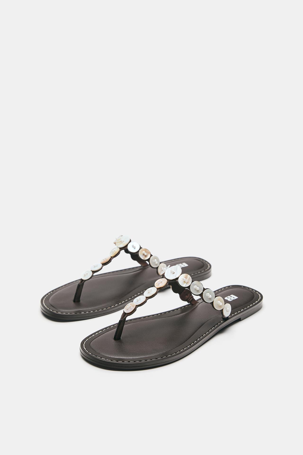 Flat button sandals — Brown