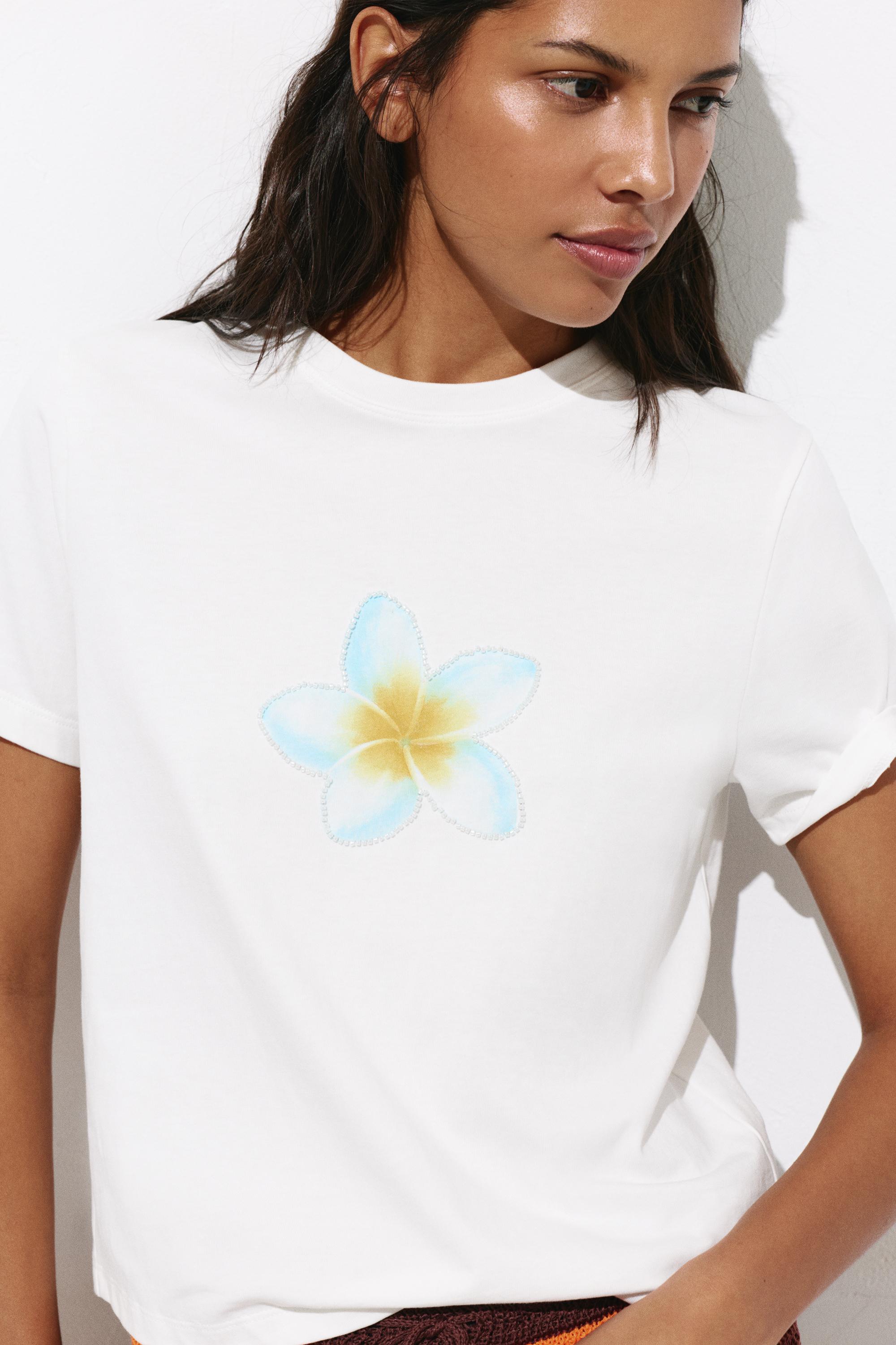 Beaded flower T-shirt — Ice