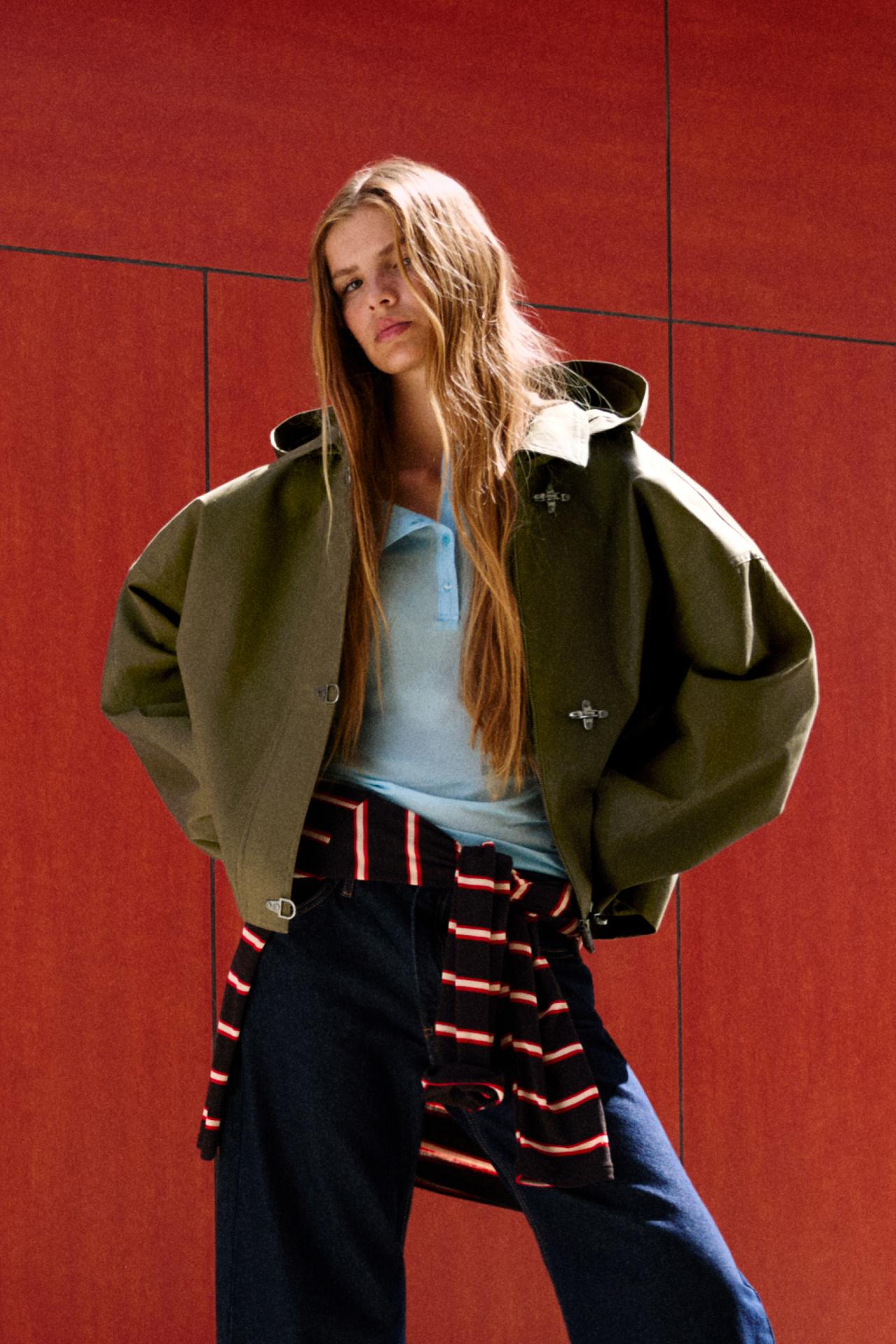 Short trench coat with hood and fireman clasp — Khaki