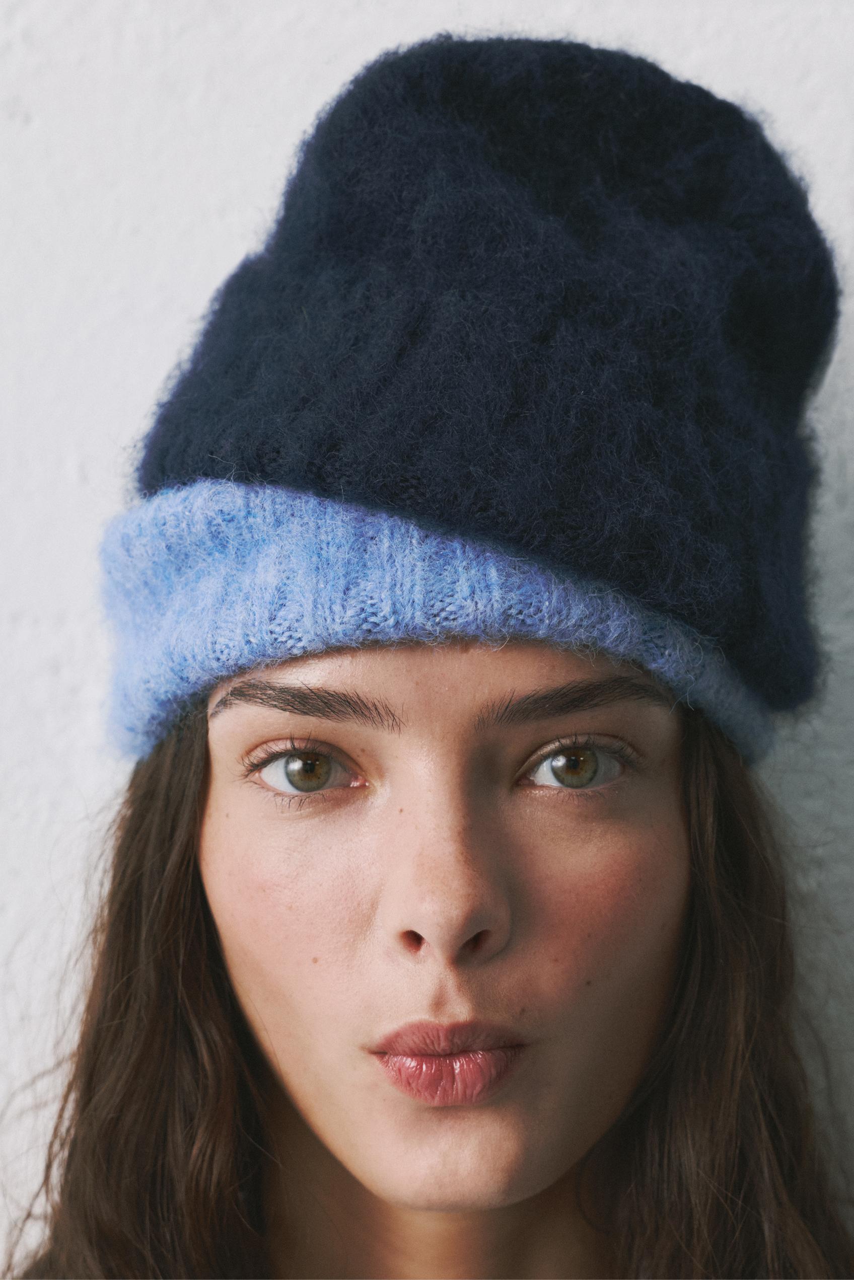 Short Knitted beanie — Dark blue