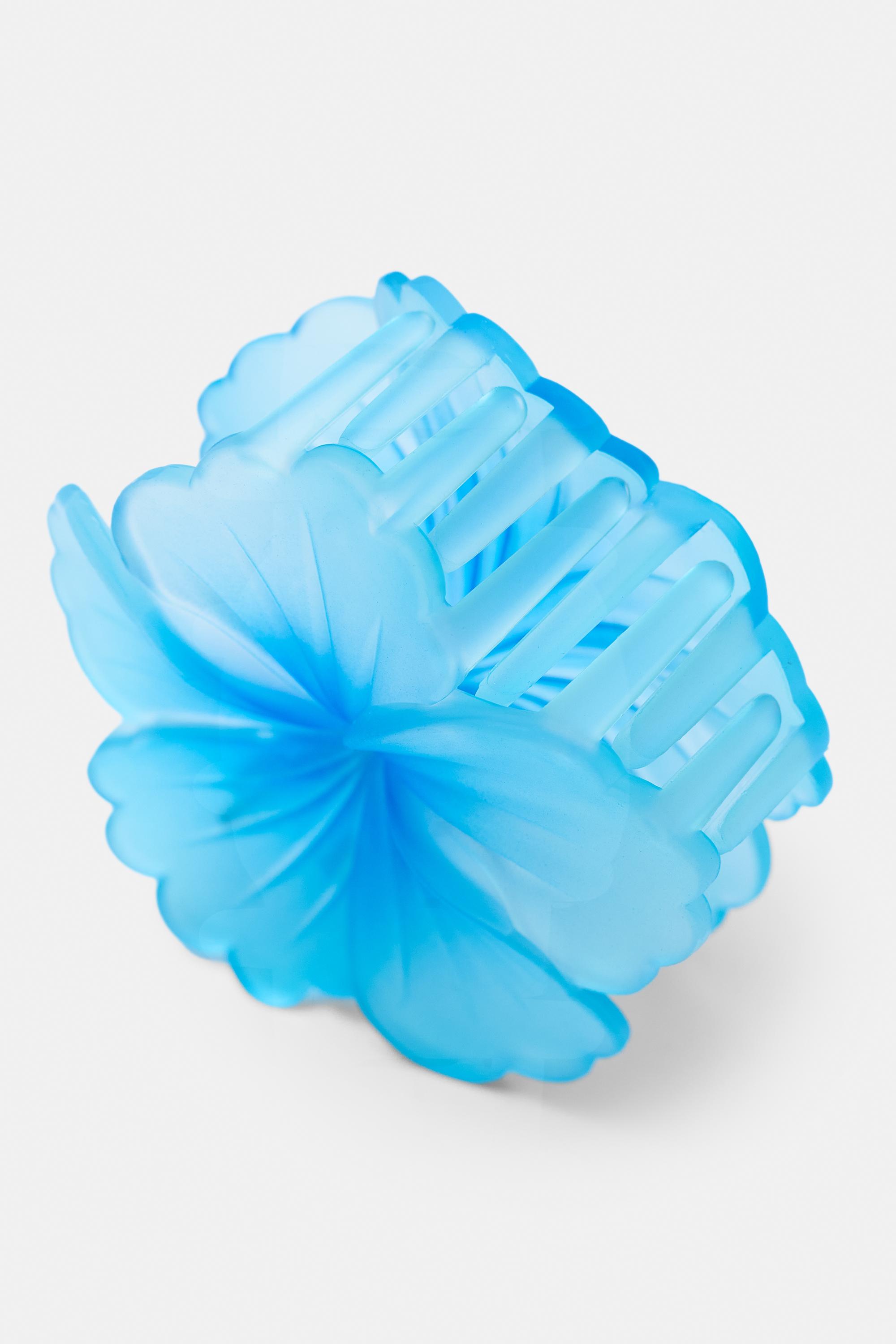 Flower hair clip — Pale blue