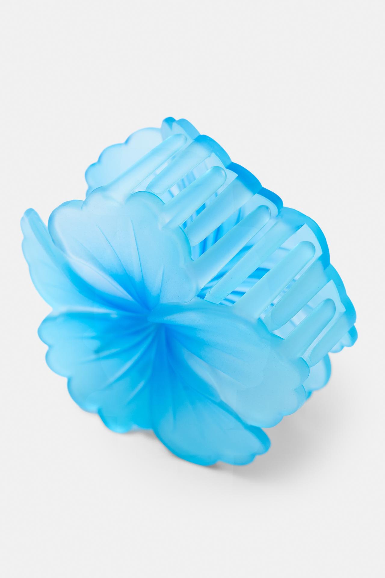 Flower hair clip — Pale blue