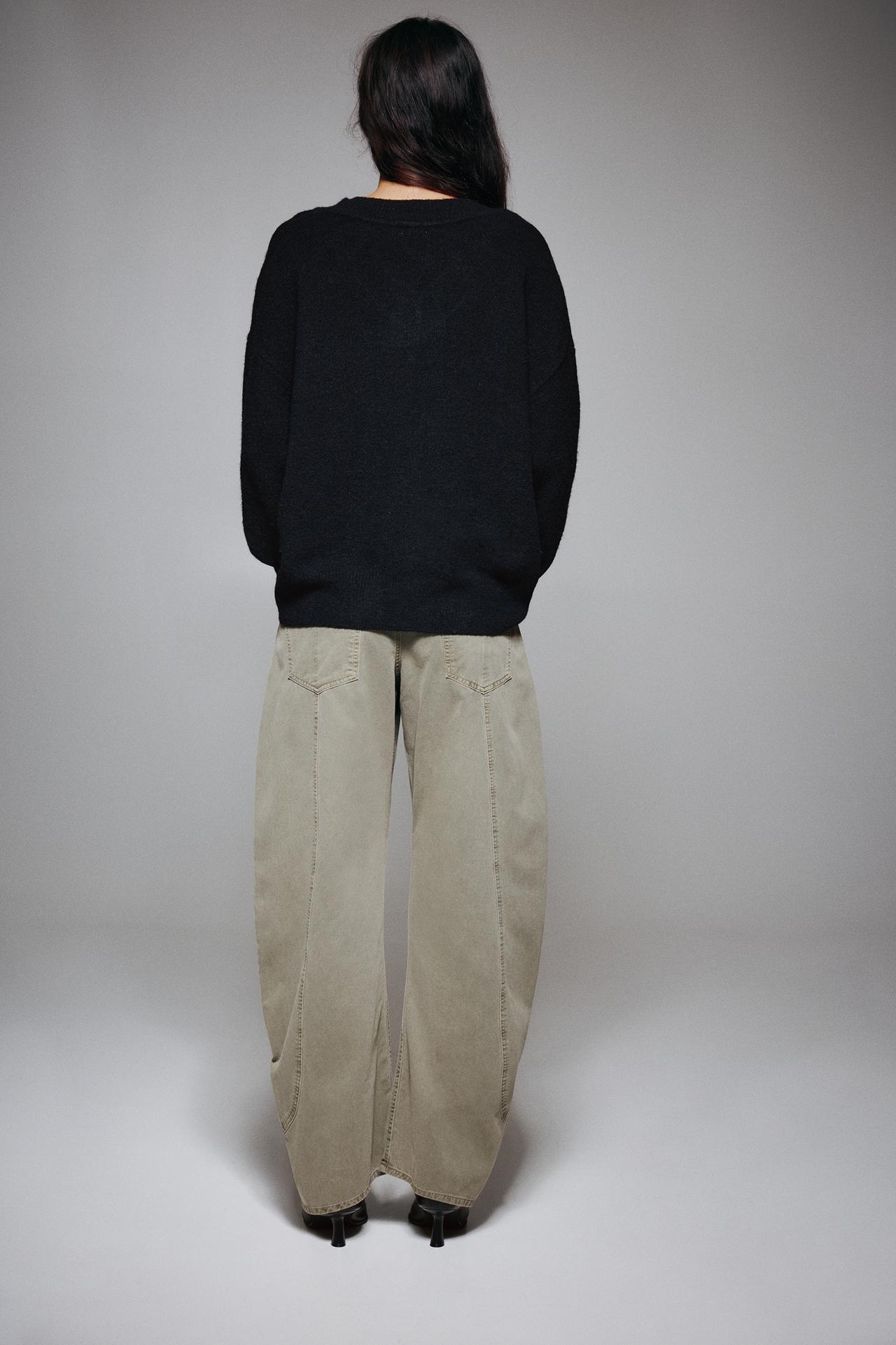 Boxy V-neck jumper — Black