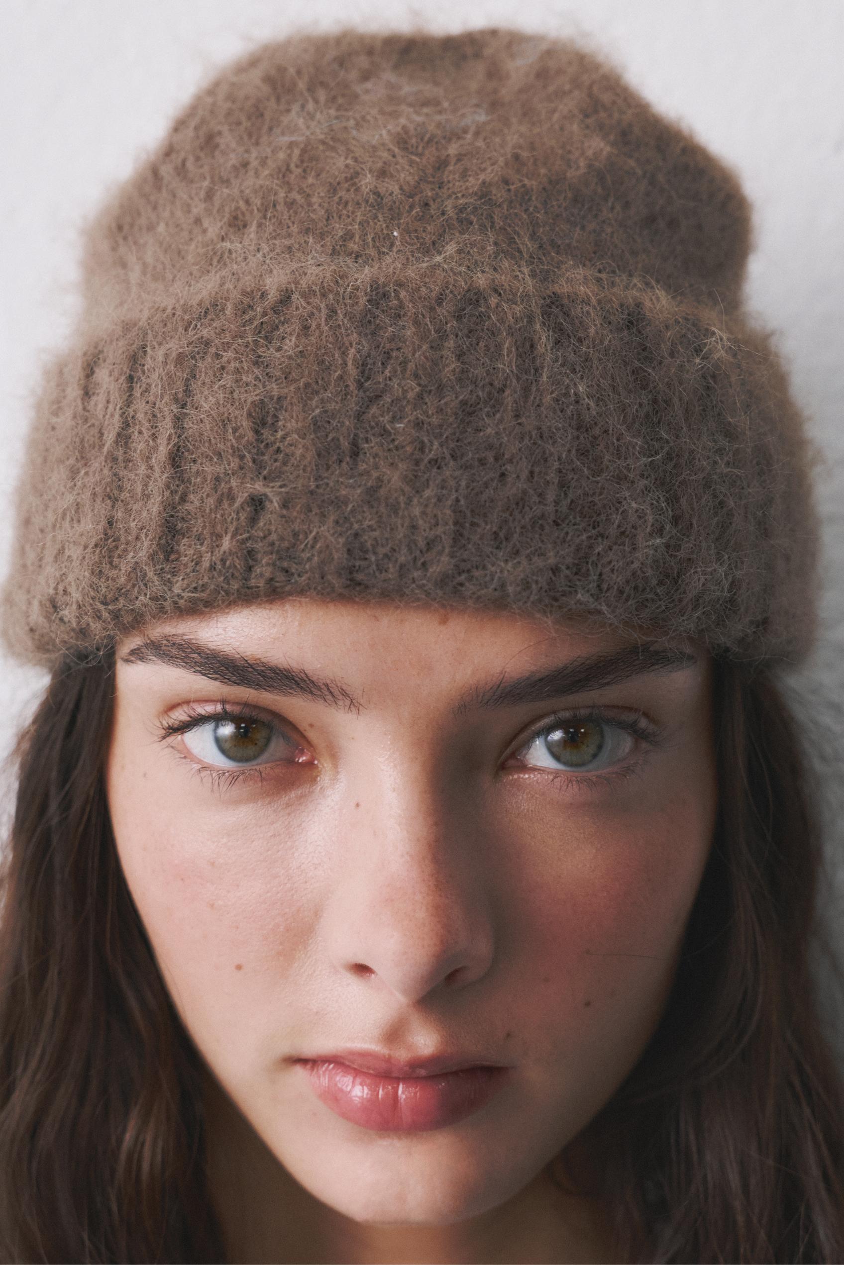 Short Knitted beanie — Dark camel
