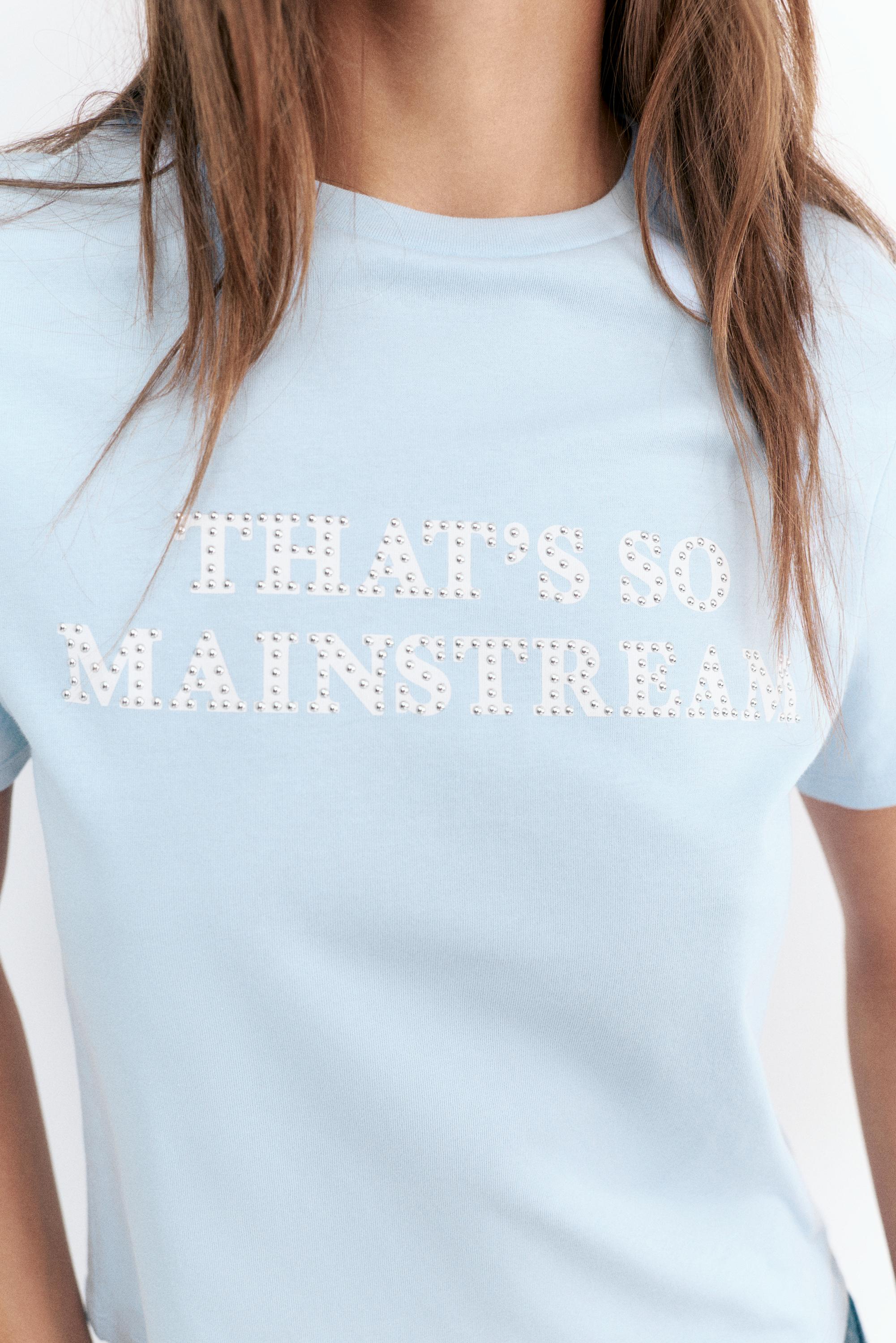 Studded text T-shirt — Pale blue
