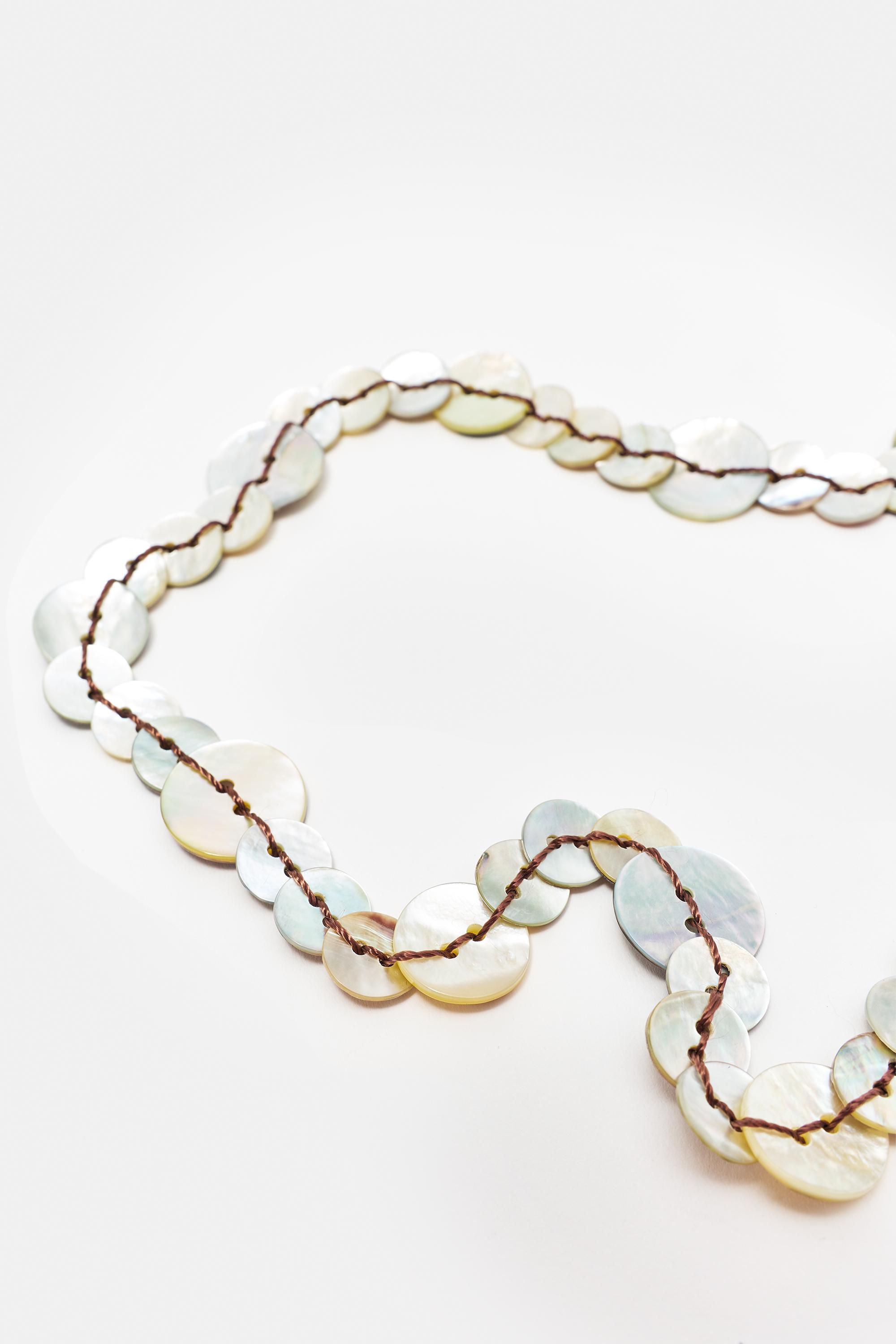 Mother-of-pearl-effect button belt — Ecru