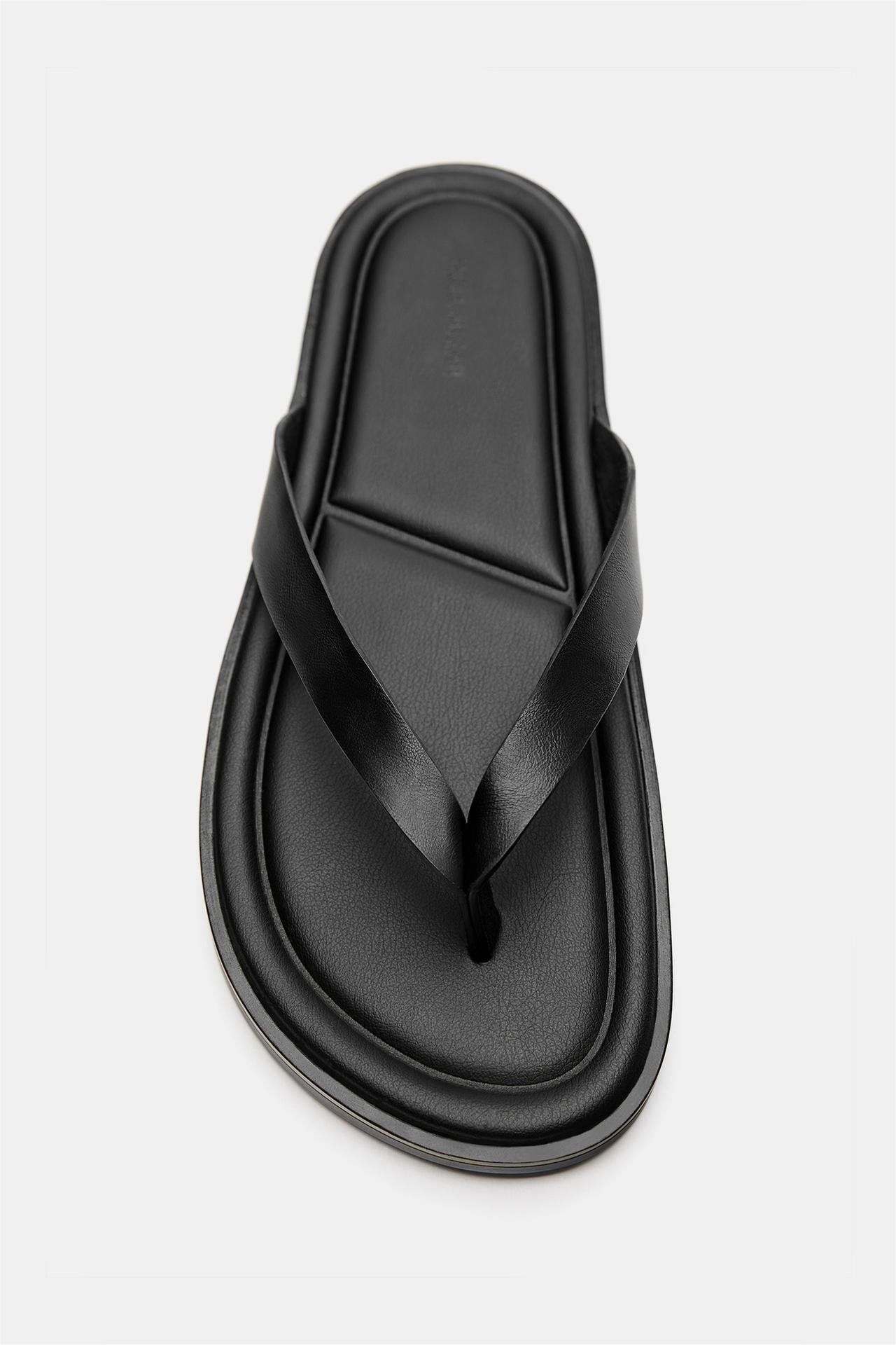 Flat sandals — Black