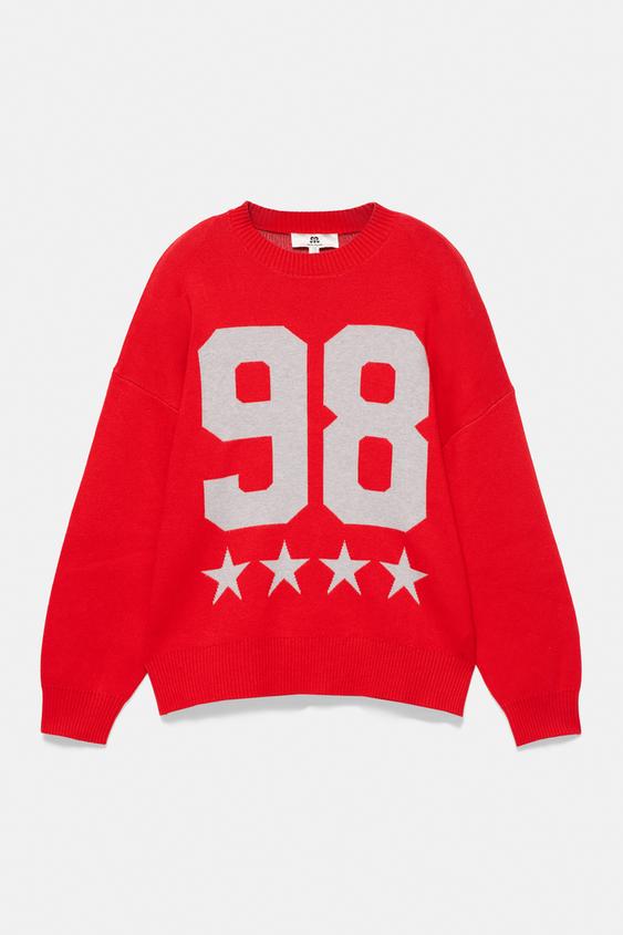Czerwony sweter z gwiazdami i numerem 98