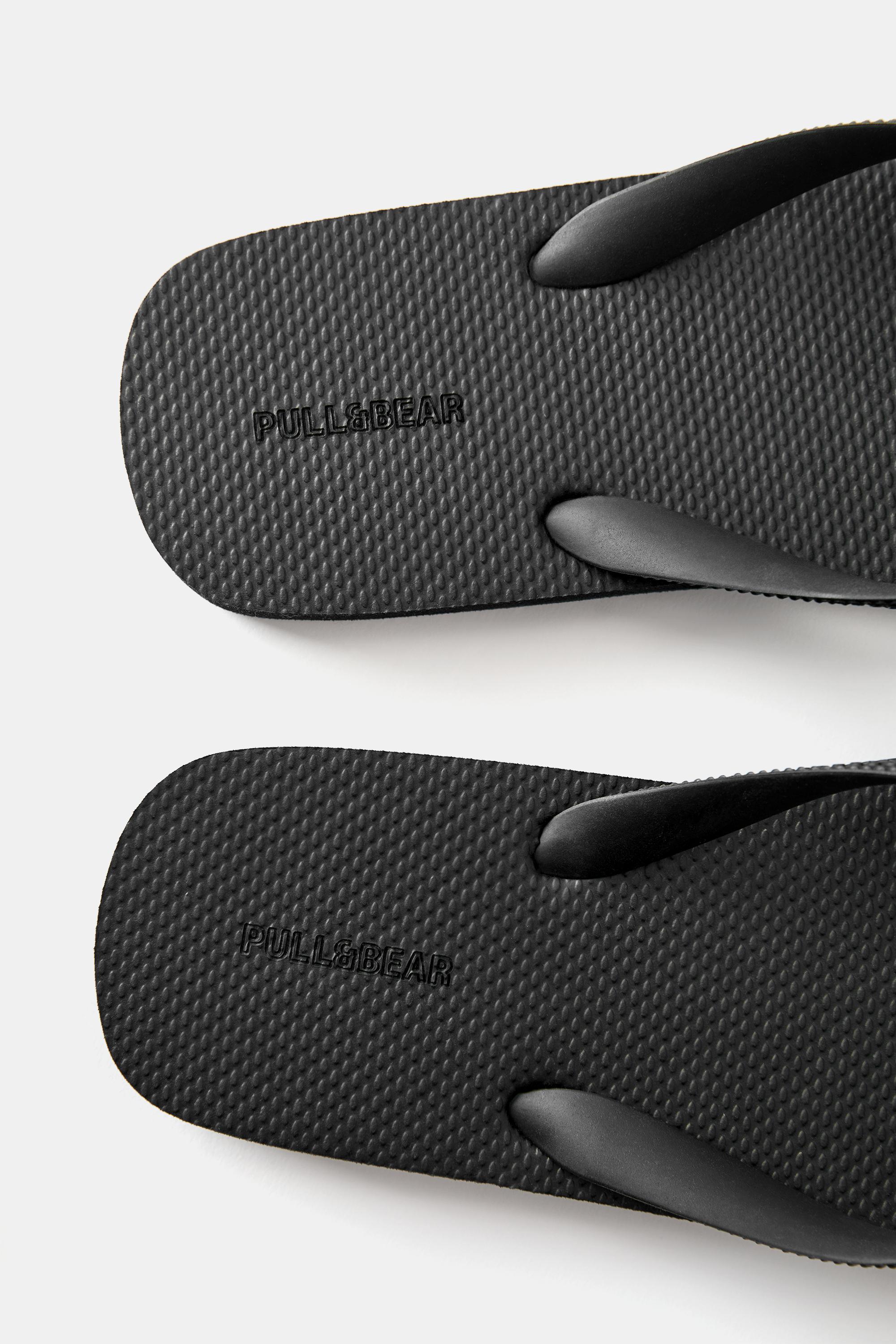 Strappy sandals — Black