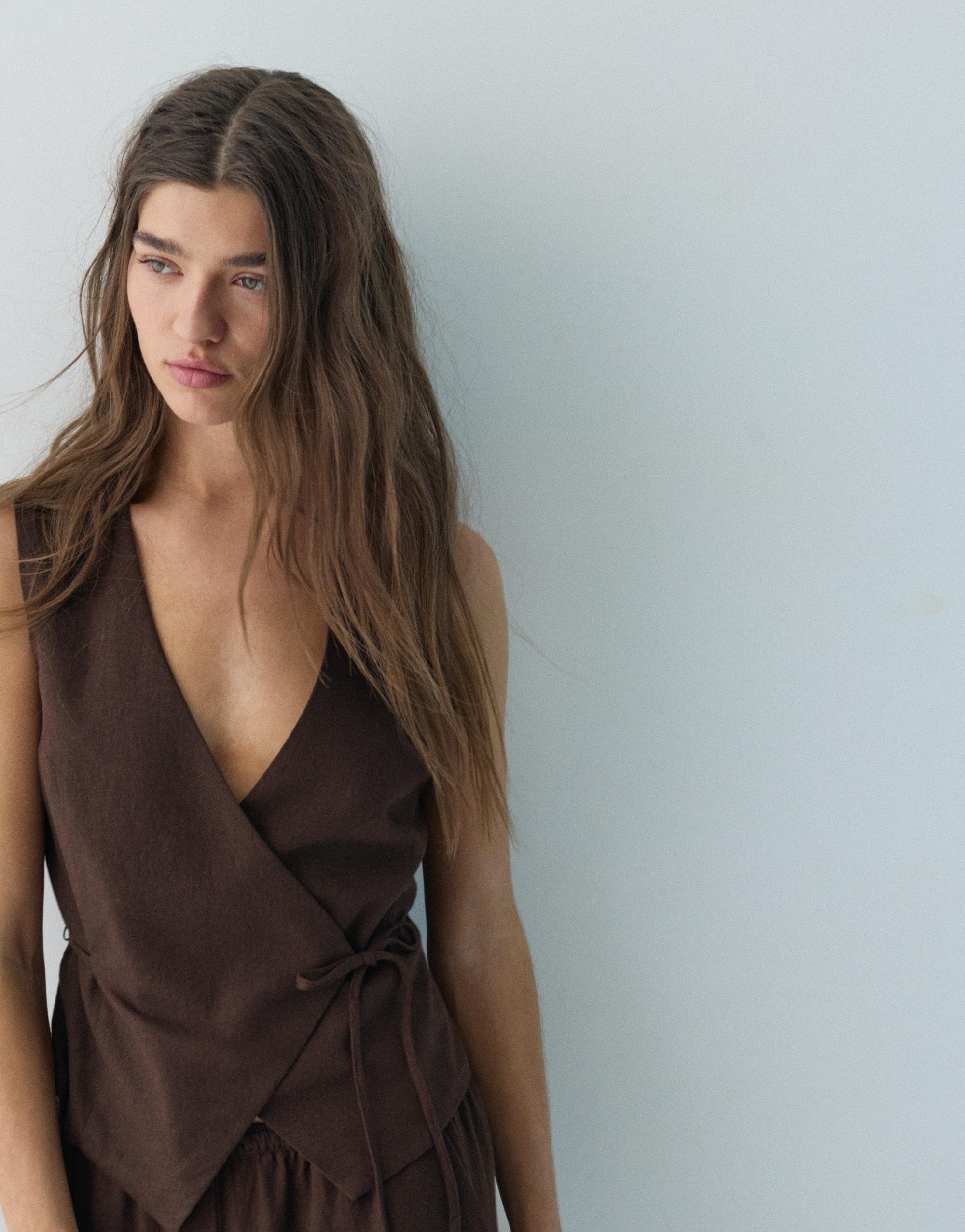 Rustic linen-blend waistcoat — Brown