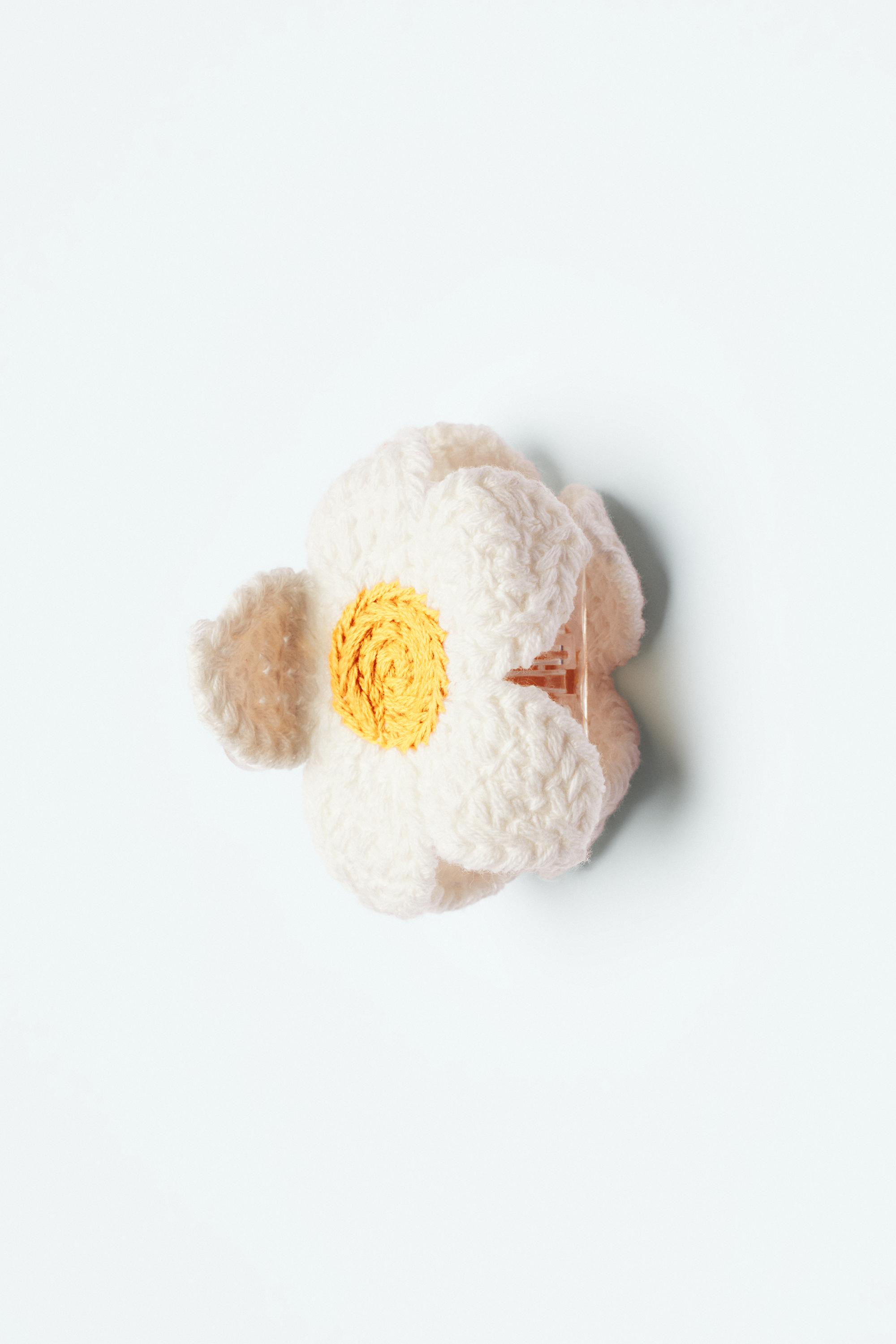Crochet flower hair clip — White