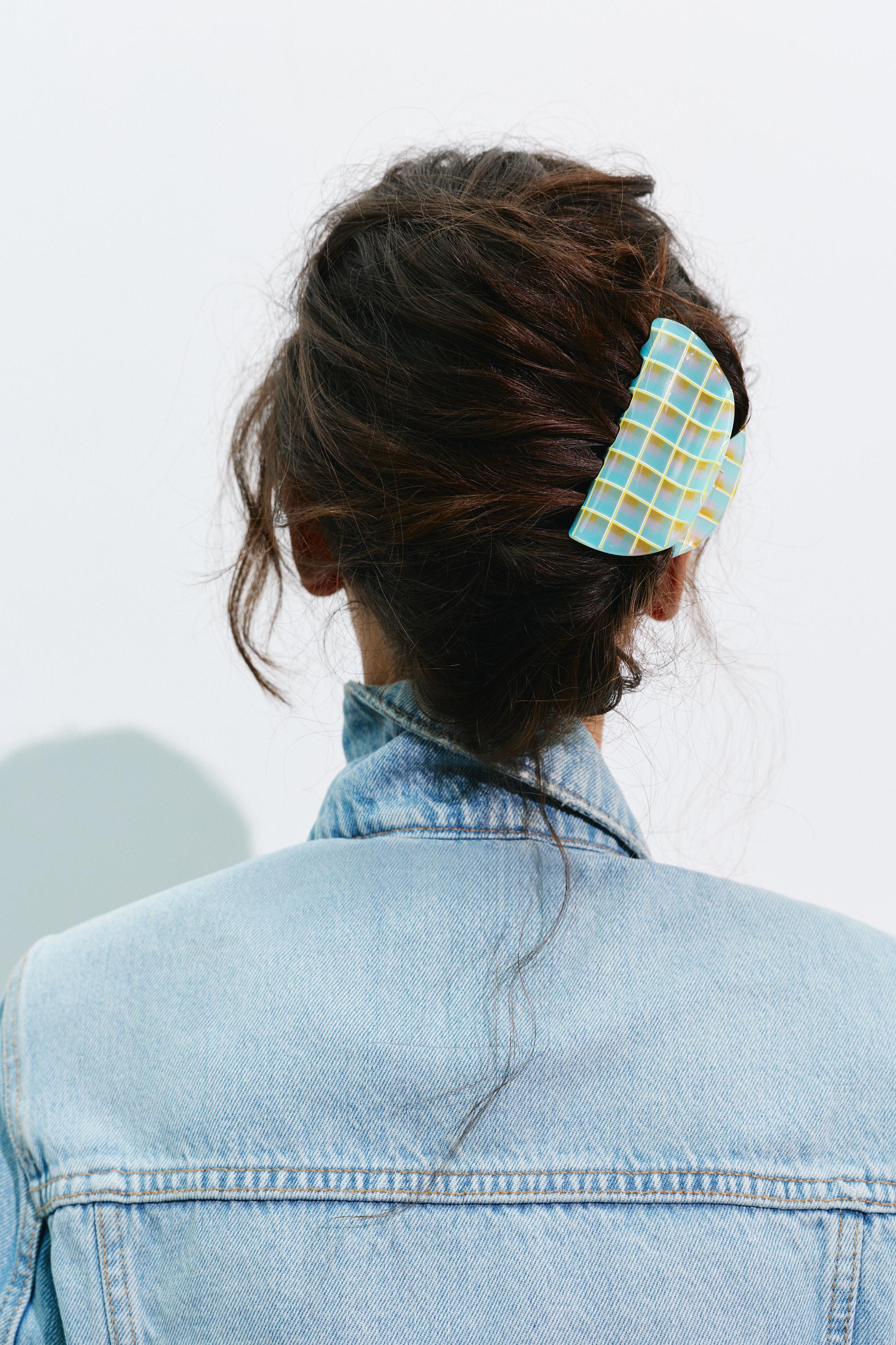 Curved check hair clip — Pale blue