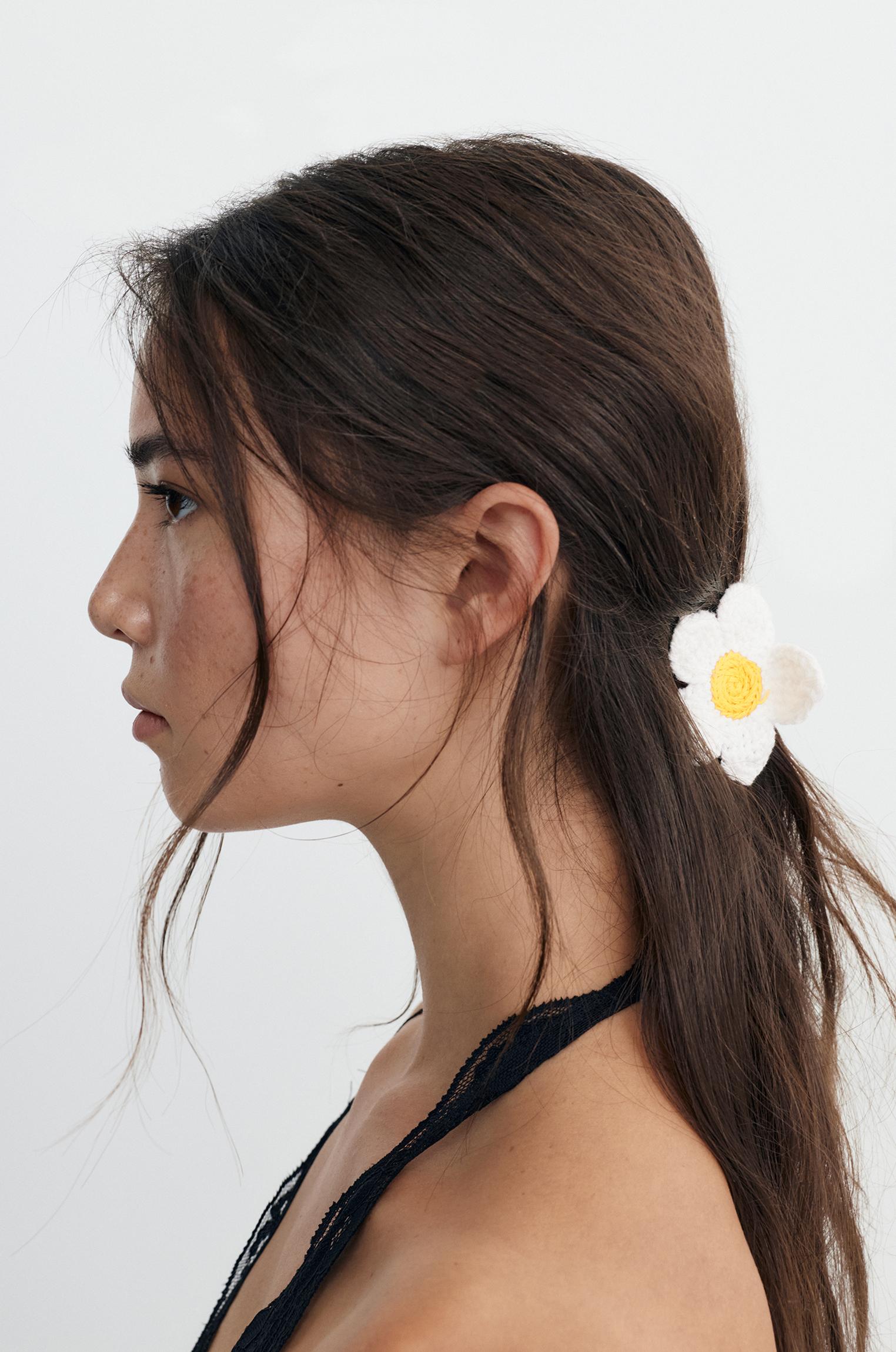 Crochet flower hair clip — White