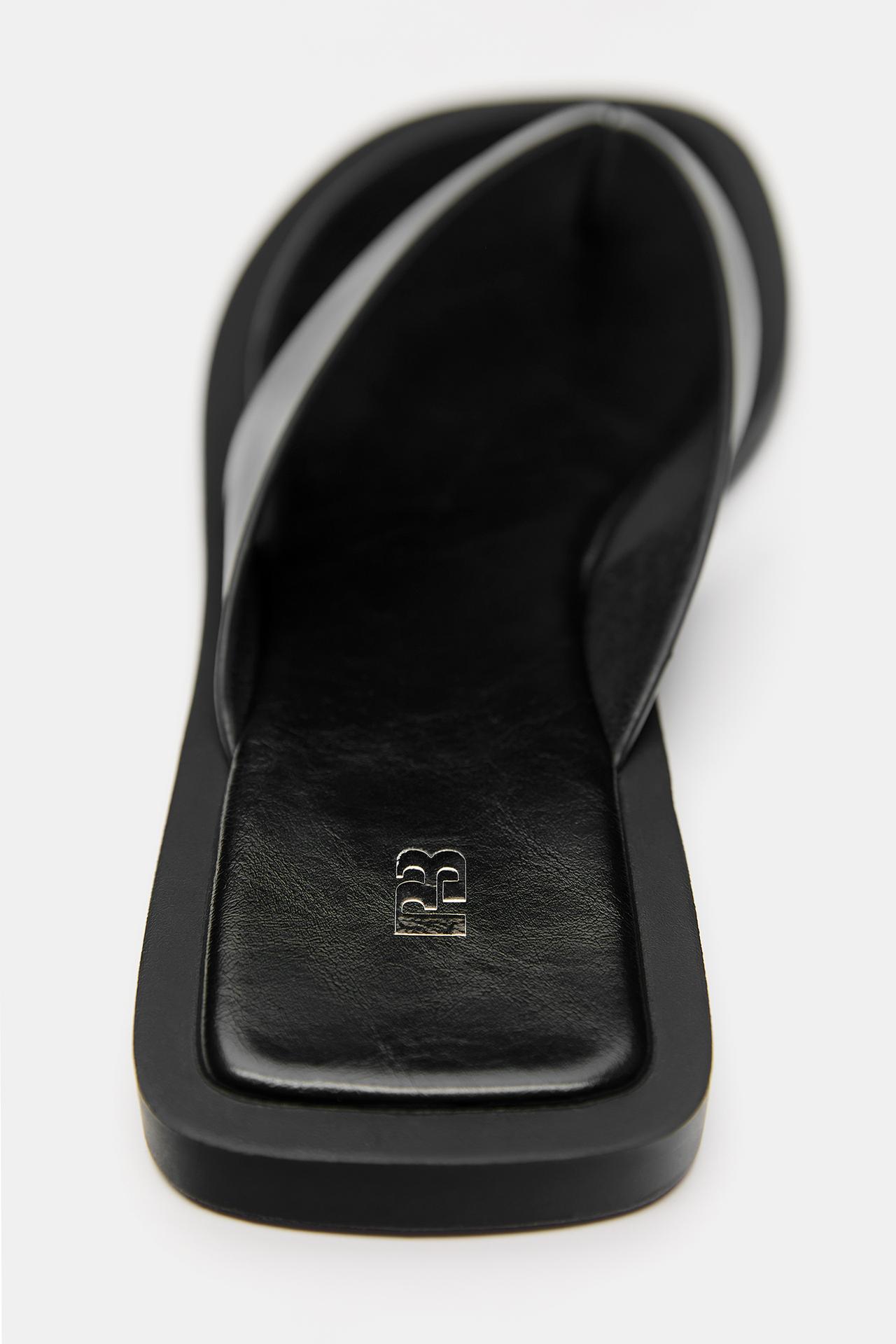 Flat strappy sandals — Black