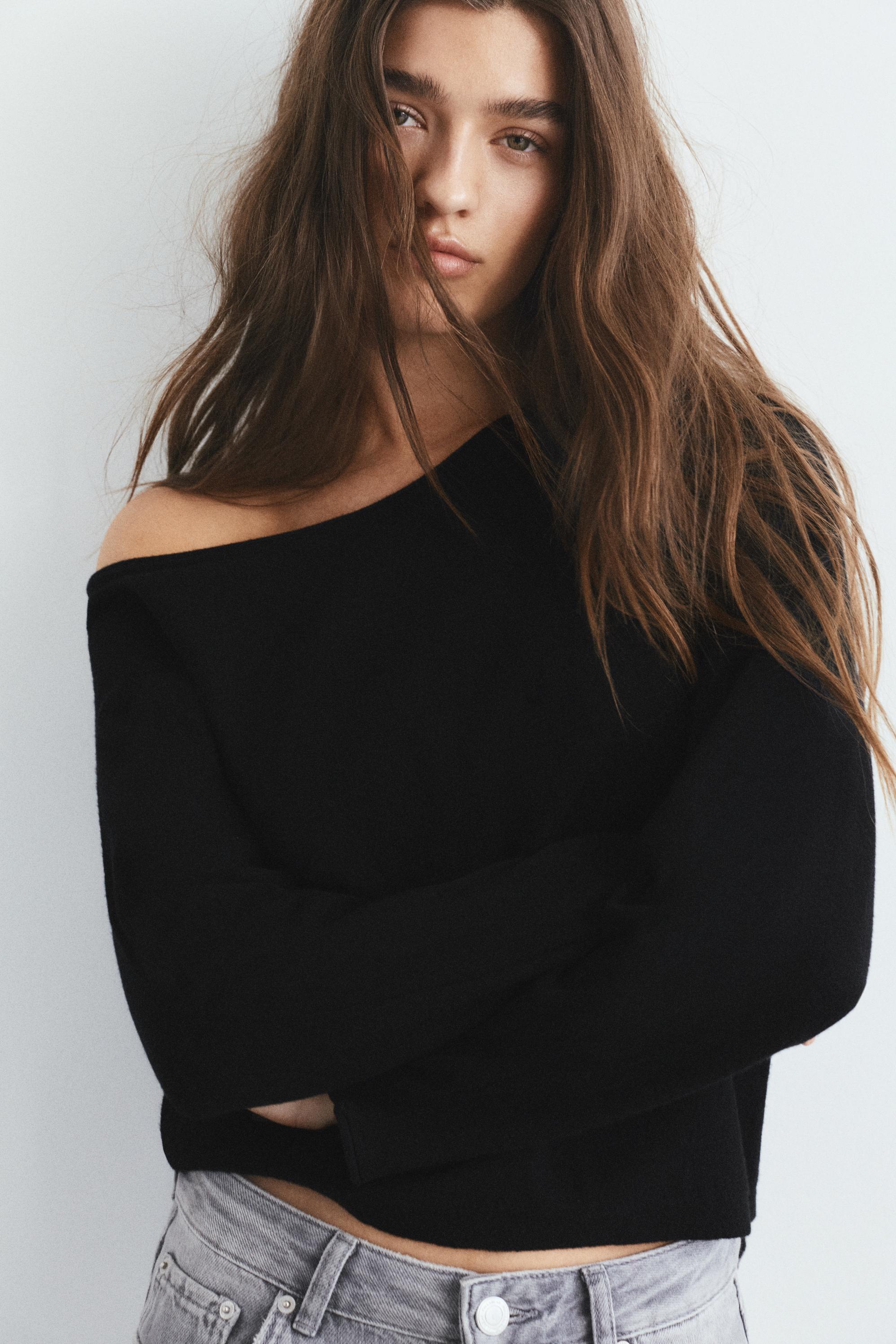 Asymmetric jumper — Black
