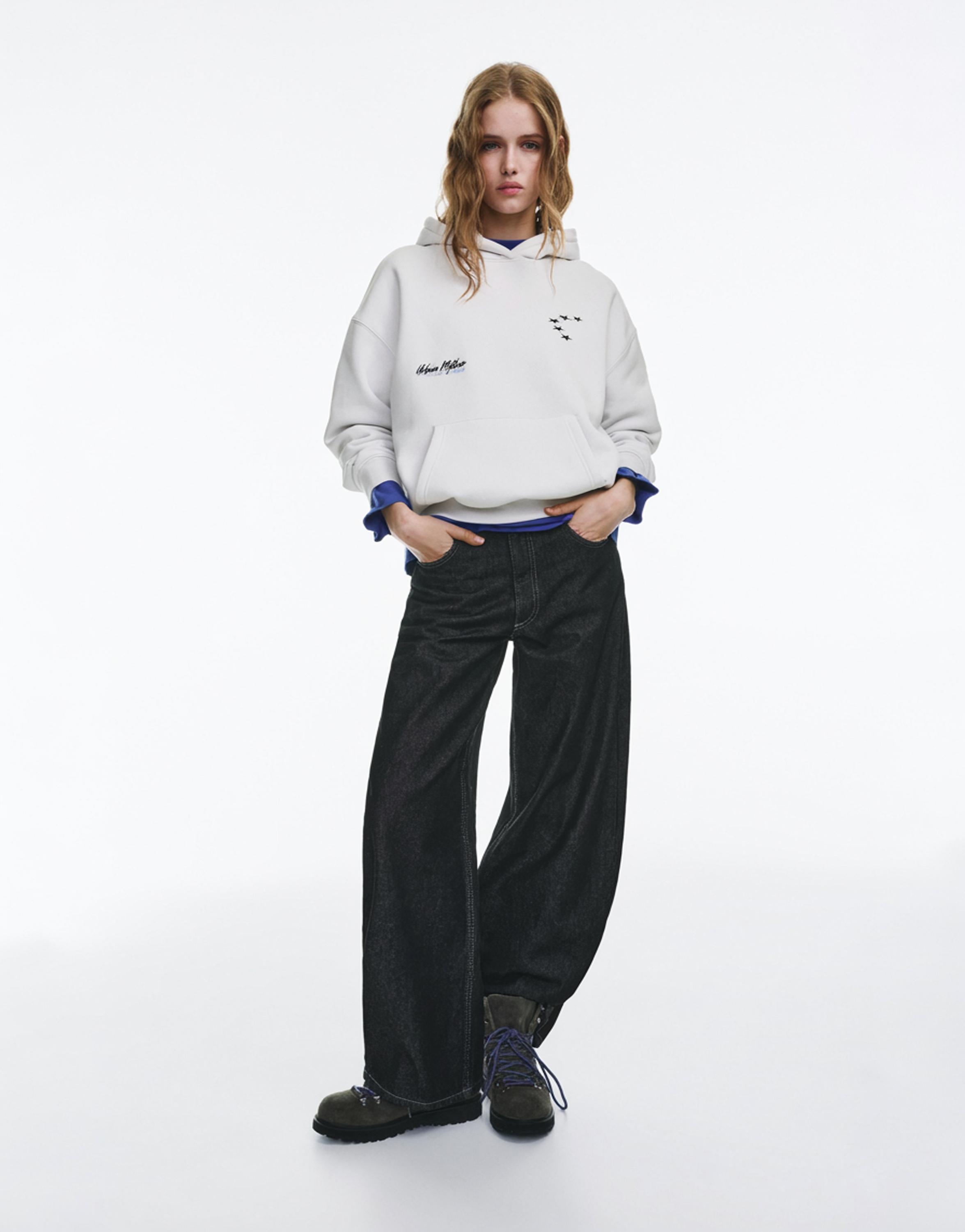 Yazılı yıldız desenli kapüşonlu sweatshirt - Görsel 8