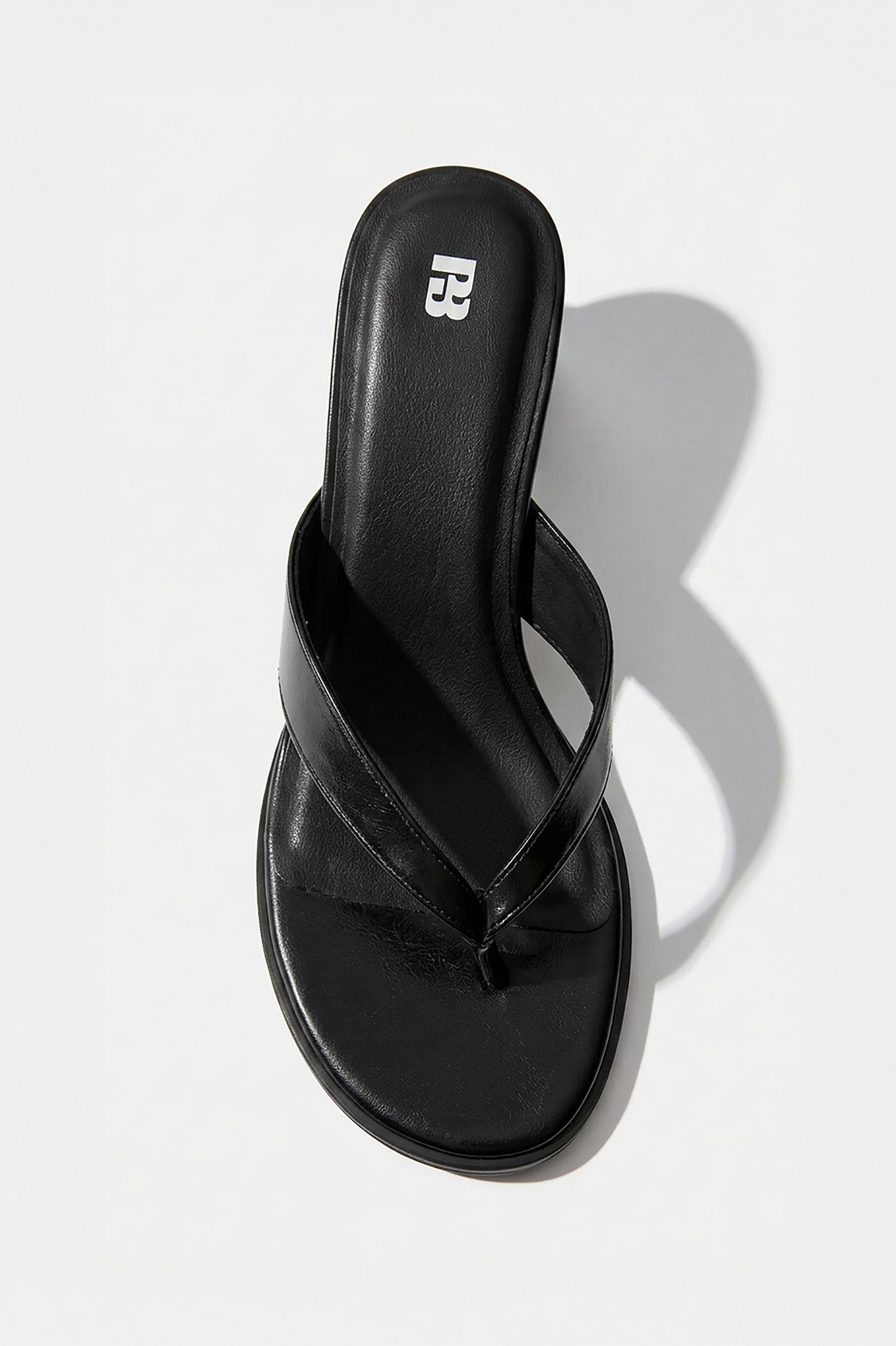 High-heel sandals — Black