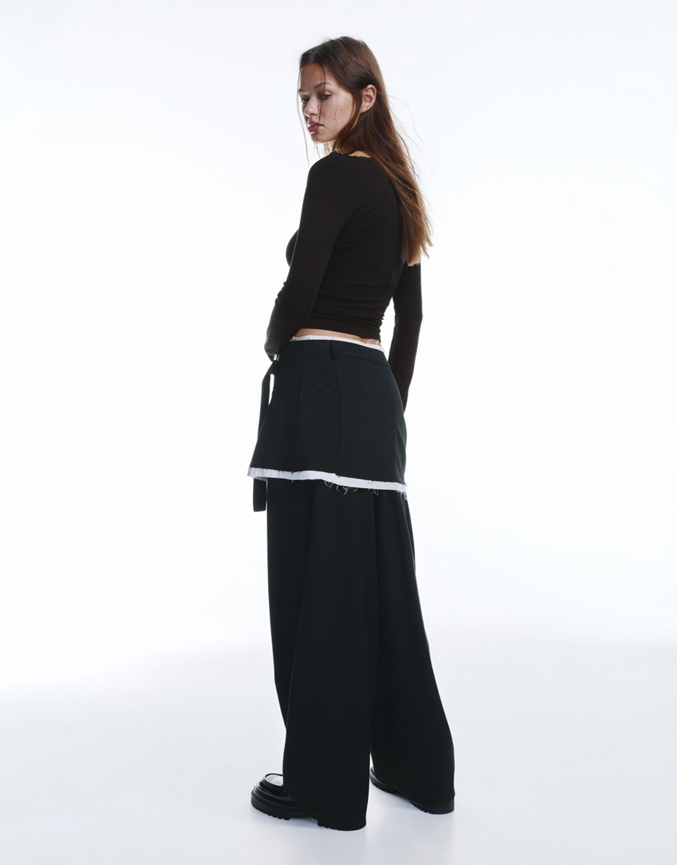 Lace trim neckline T-shirt — Black