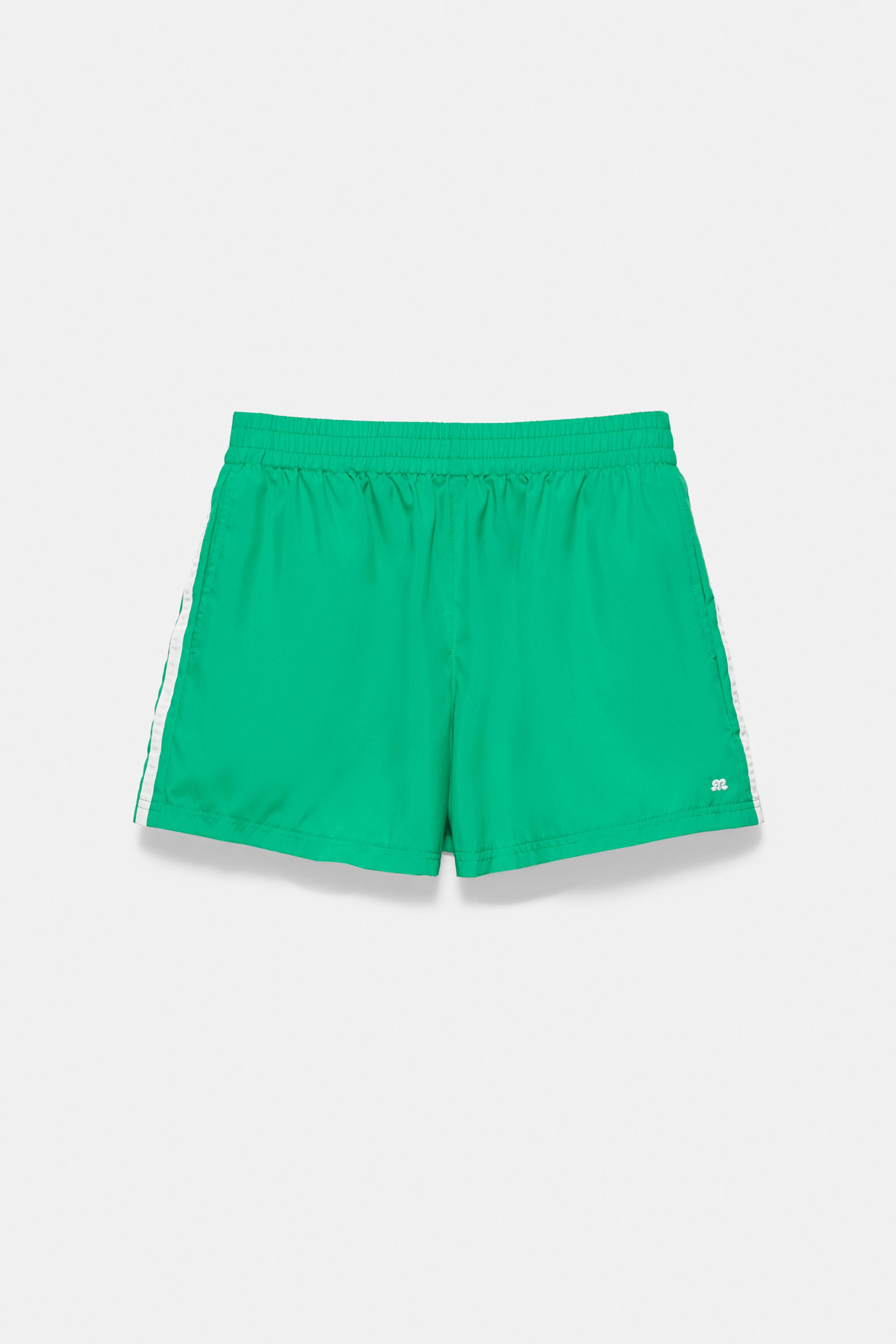 Sporty Bermuda shorts with side stripes