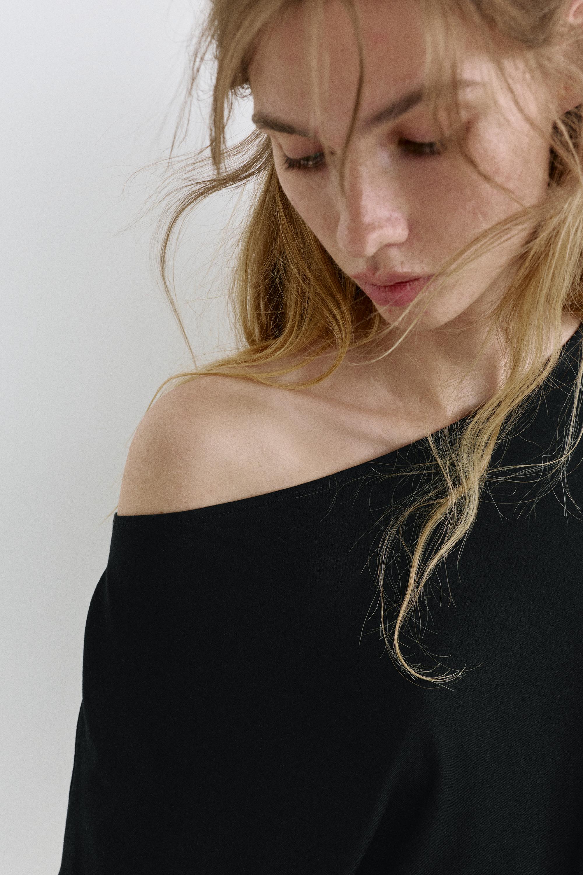 Short asymmetric dress — Black