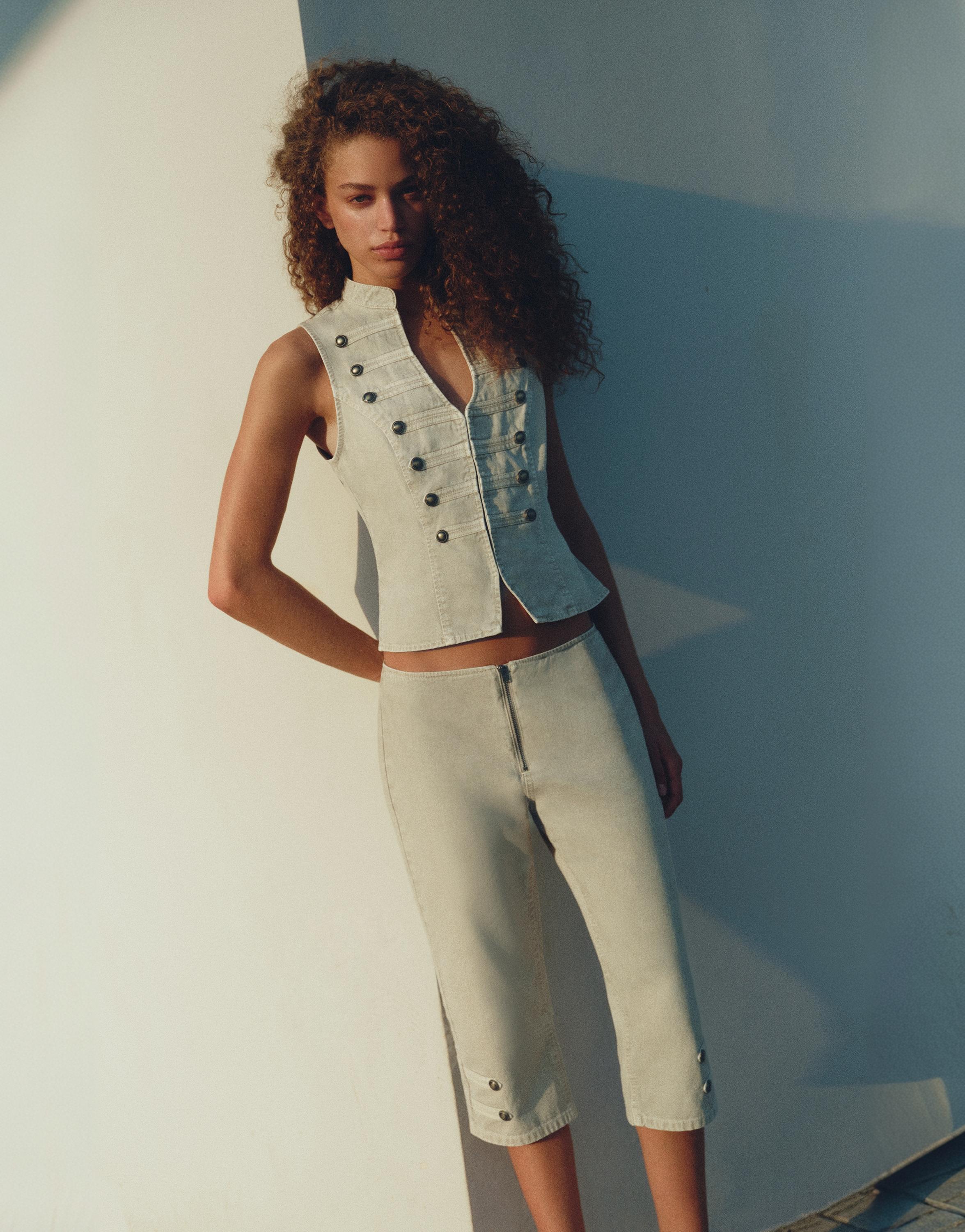 Capris with buttons and toggles — Khaki