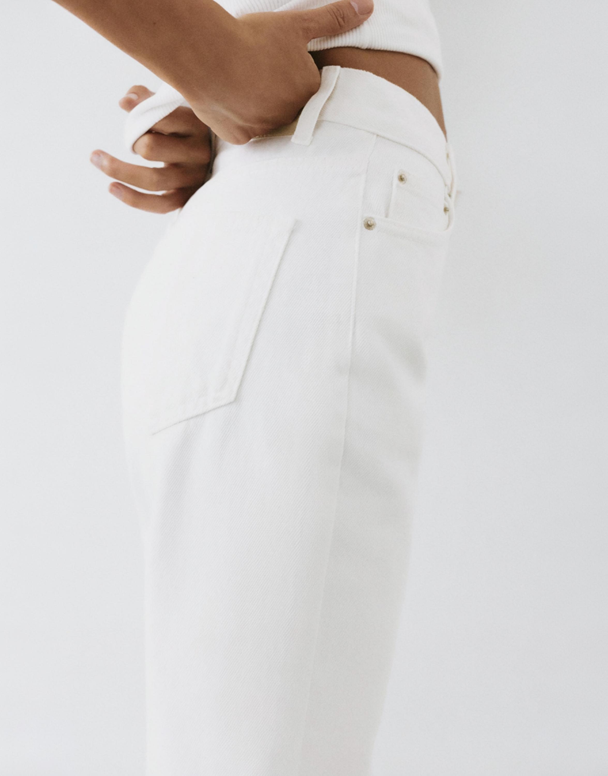 High-waist mom jeans — Bright white