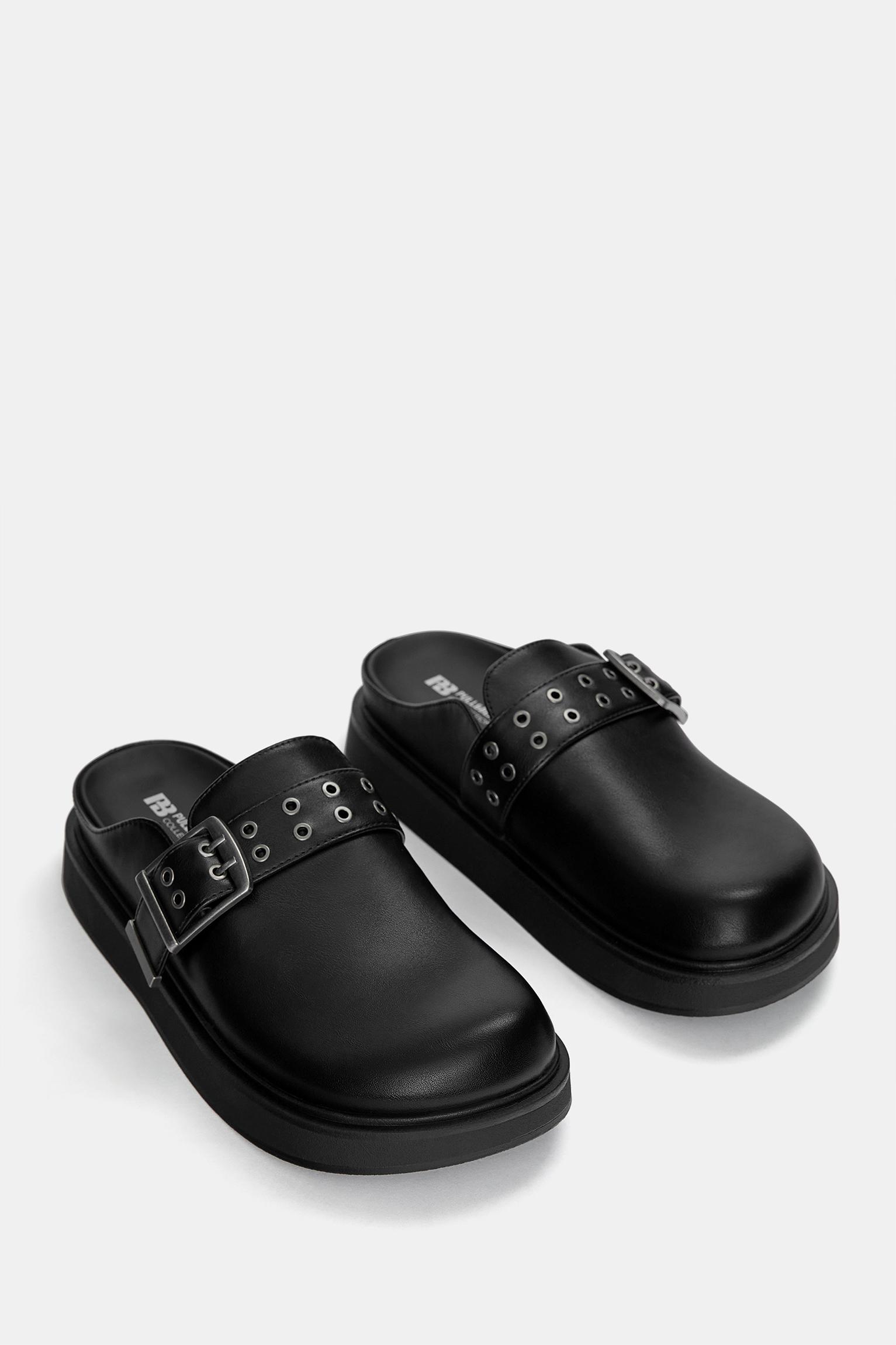 Buckled clogs pull bear