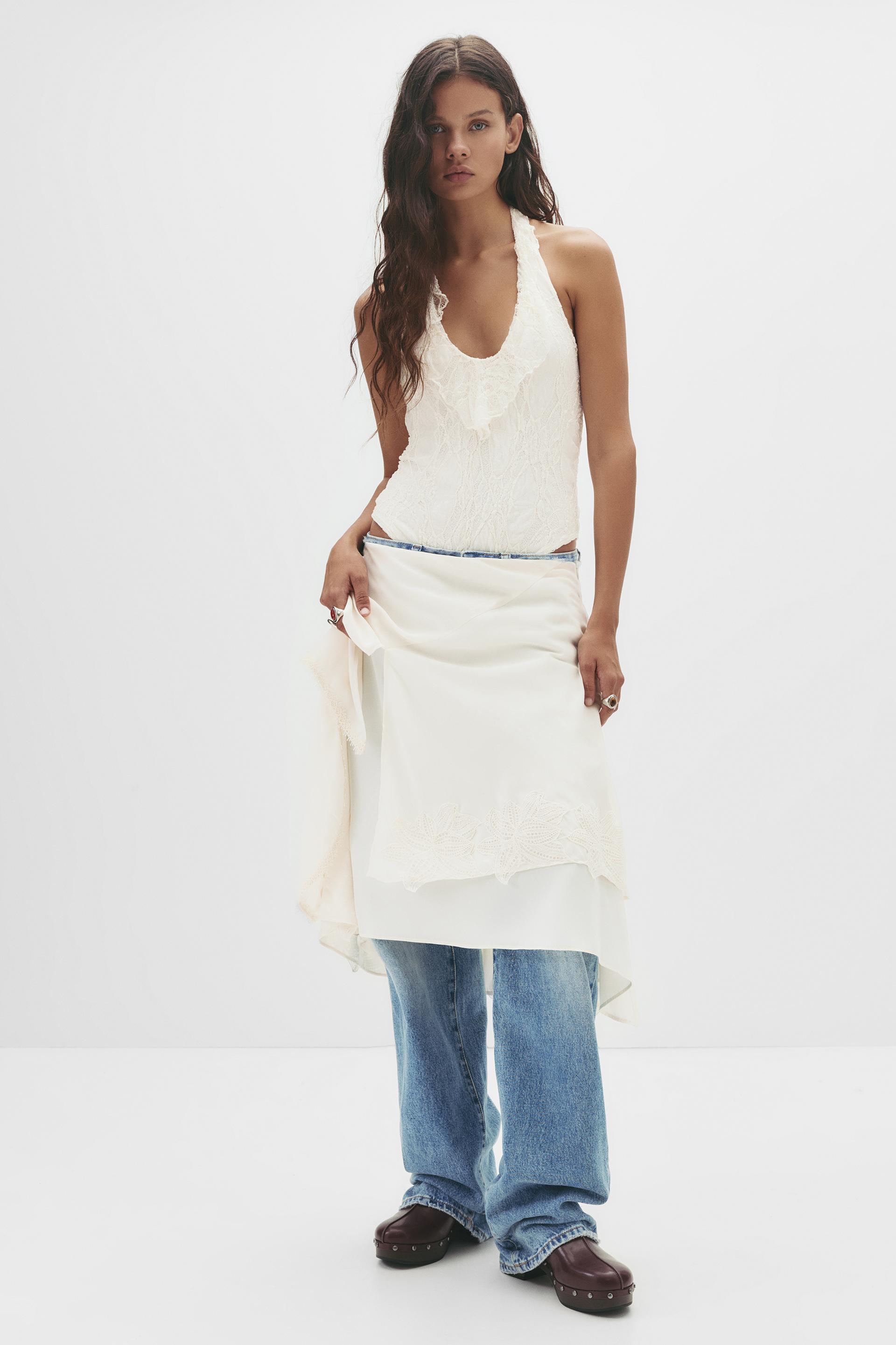 Body Halter in Pizzo: Scollatura Profonda e Sensuale