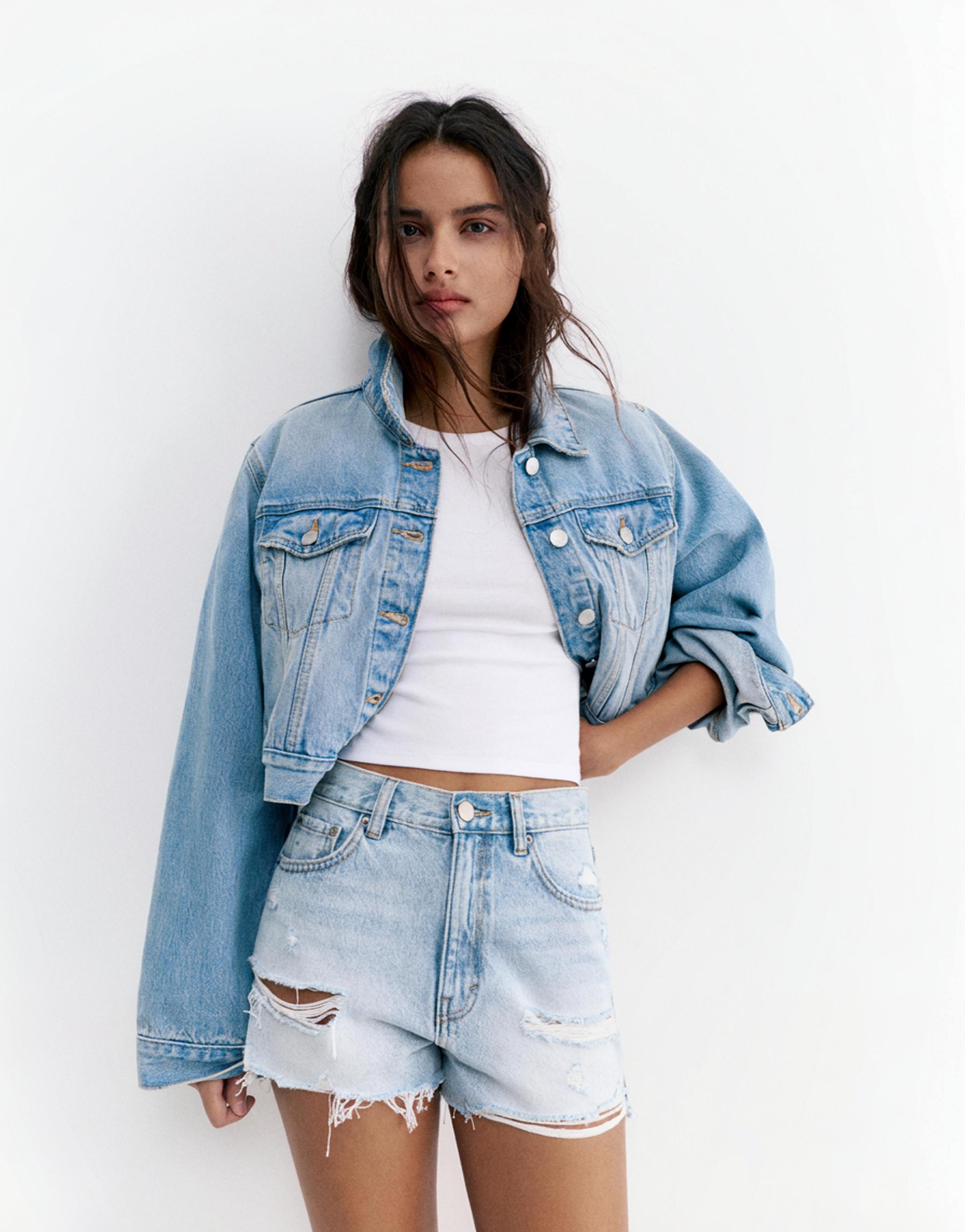 Denim shorts with frayed hems — Pale blue