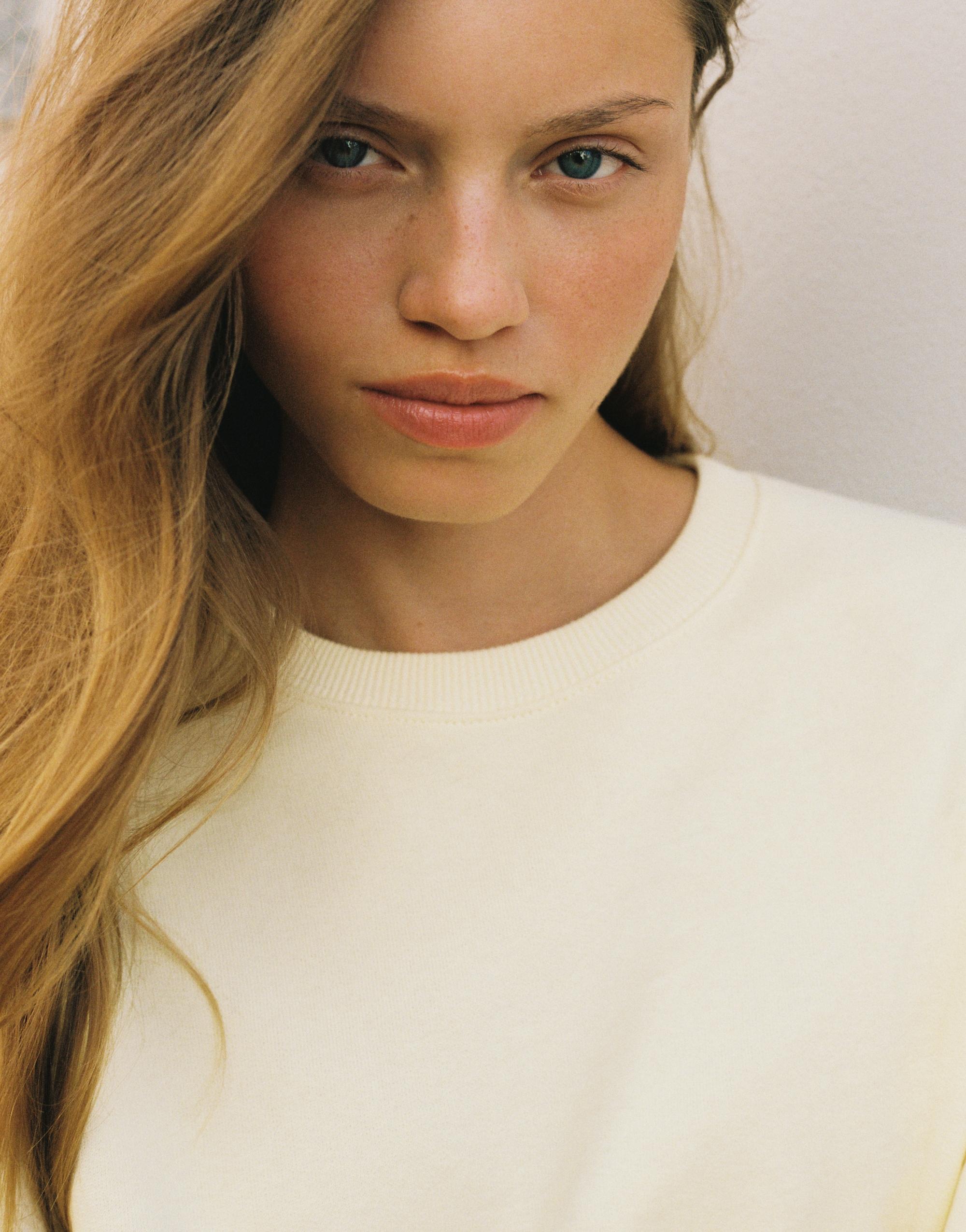 Round neck sweatshirt — Pale yellow