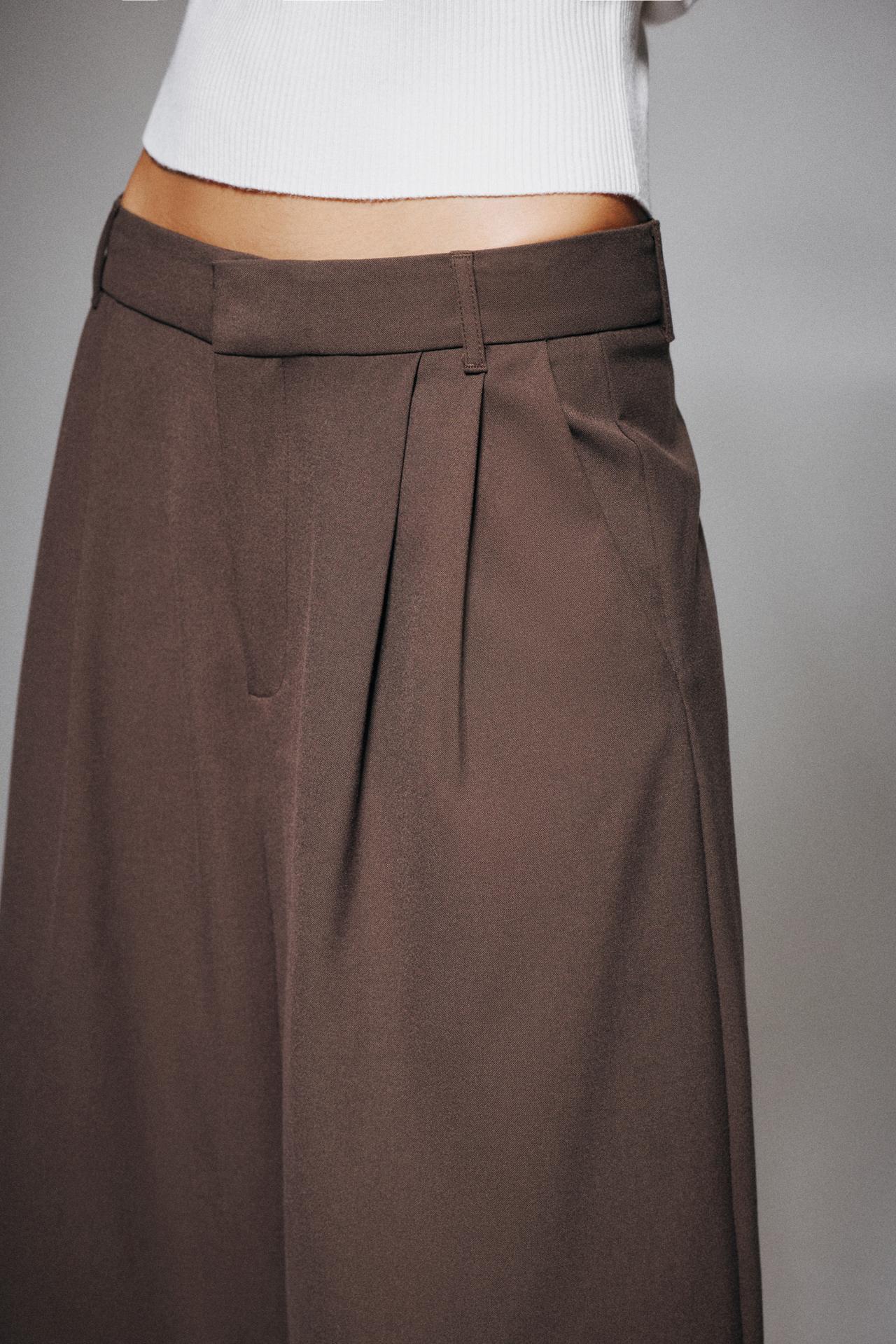 Tailored fit tailored bermuda shorts with pleats — Brown