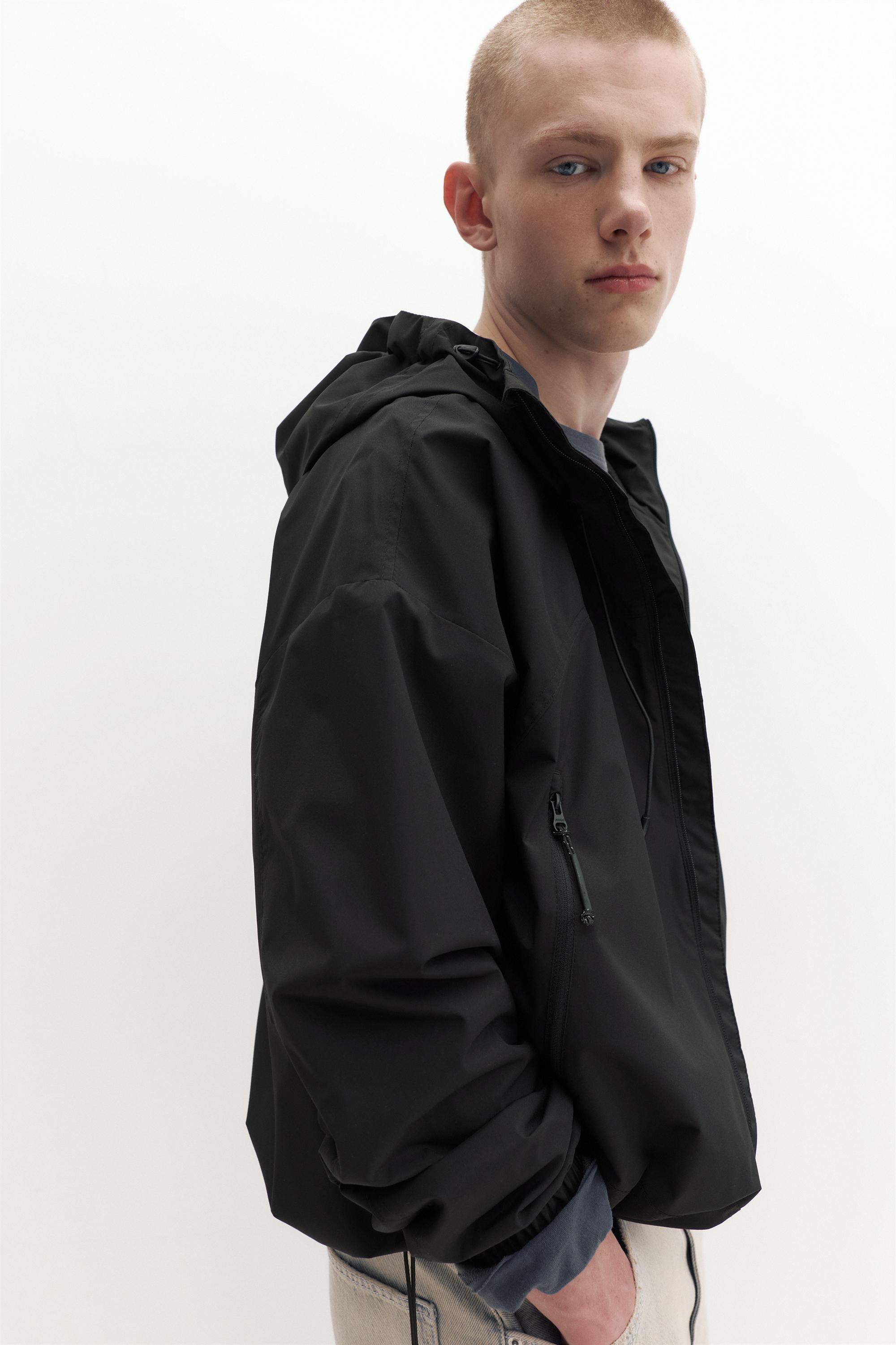 Lightweight hooded raincoat — Black
