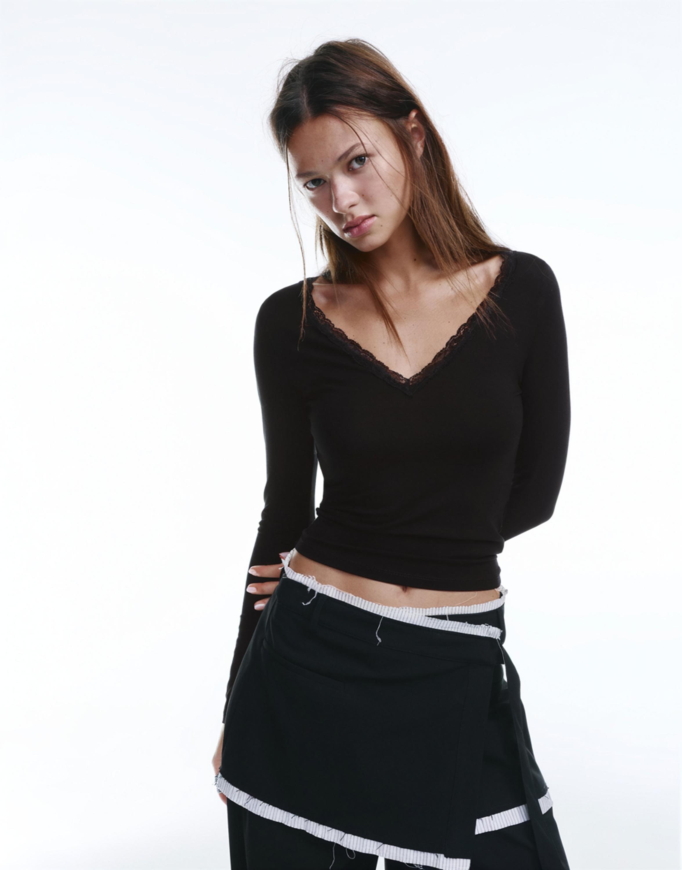 Lace trim neckline T-shirt — Black