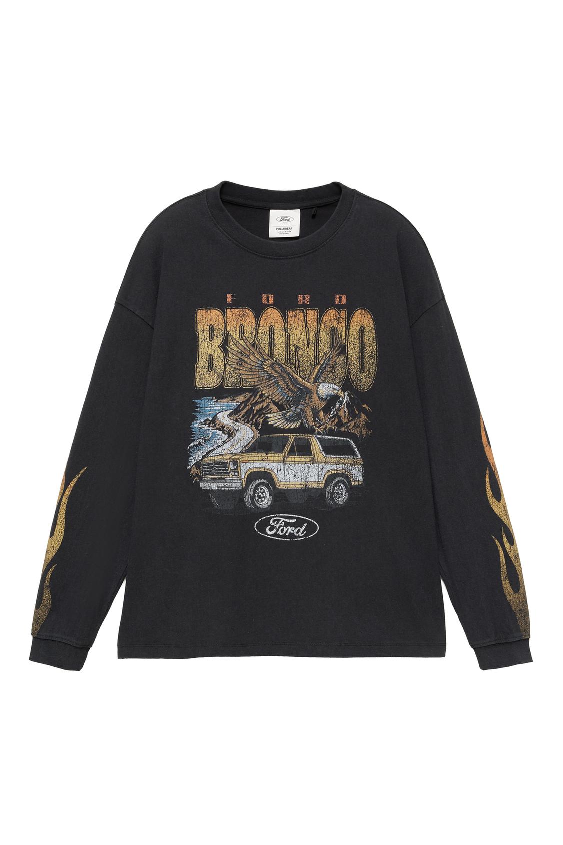 Koyu antrasit rengi uzun kollu tişörtün önden görünümü; üzerinde araba, kartal, "BRONCO" yazısı, "Ford" logosu baskısı ve kollarda alev desenleri bulunuyor.