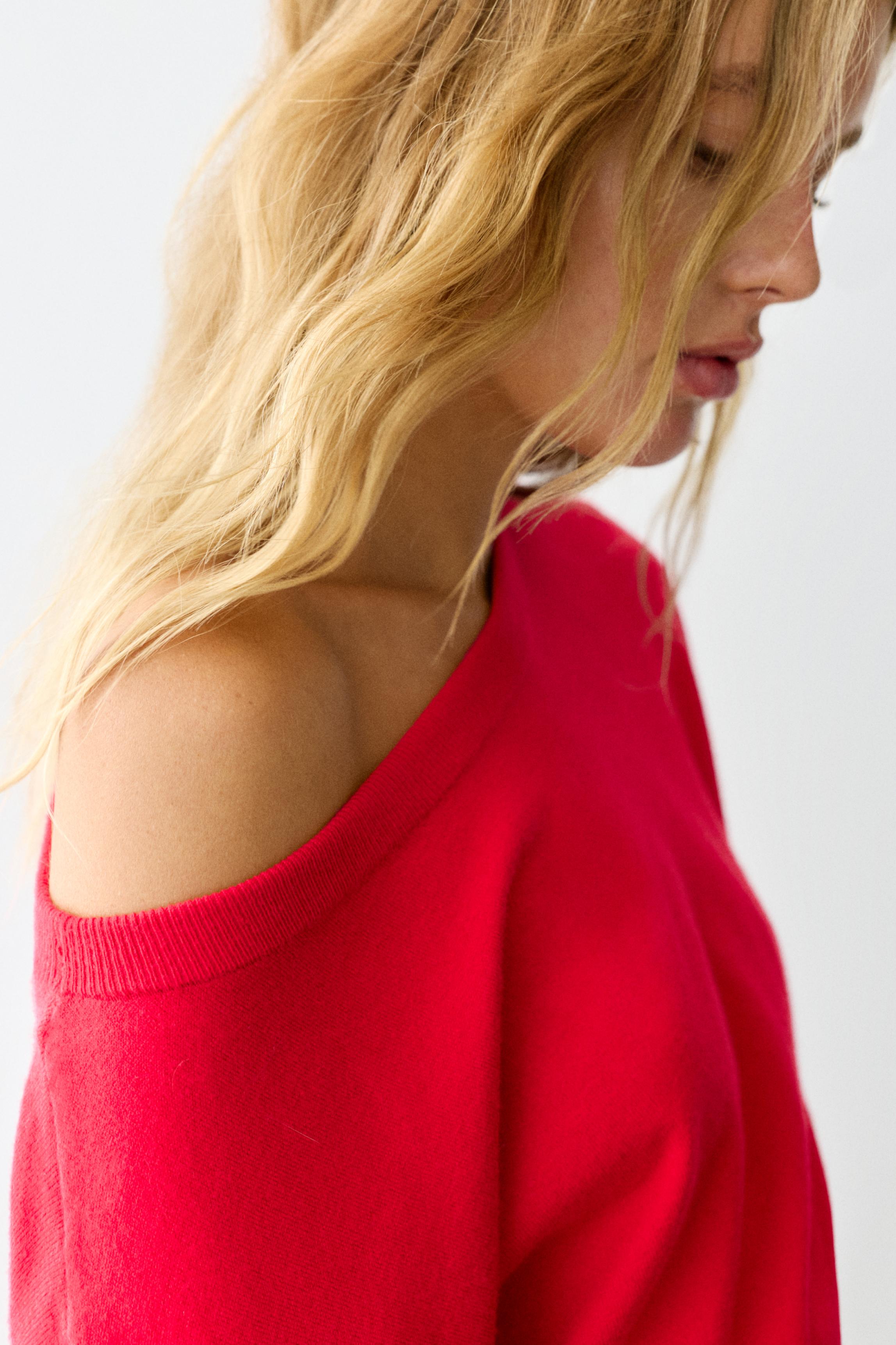 Asymmetric neck jumper — Red