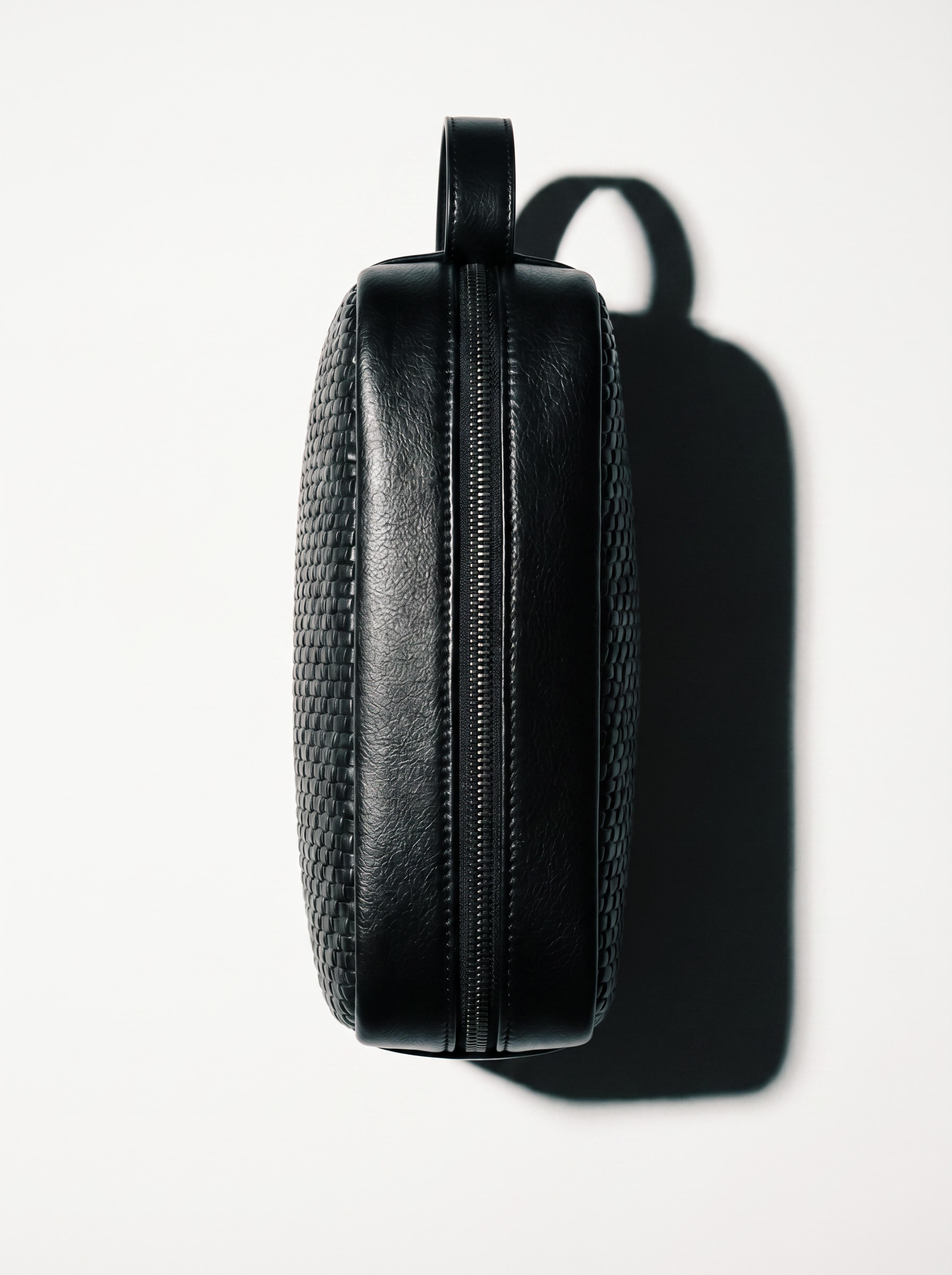 Woven wash bag with handle — Black