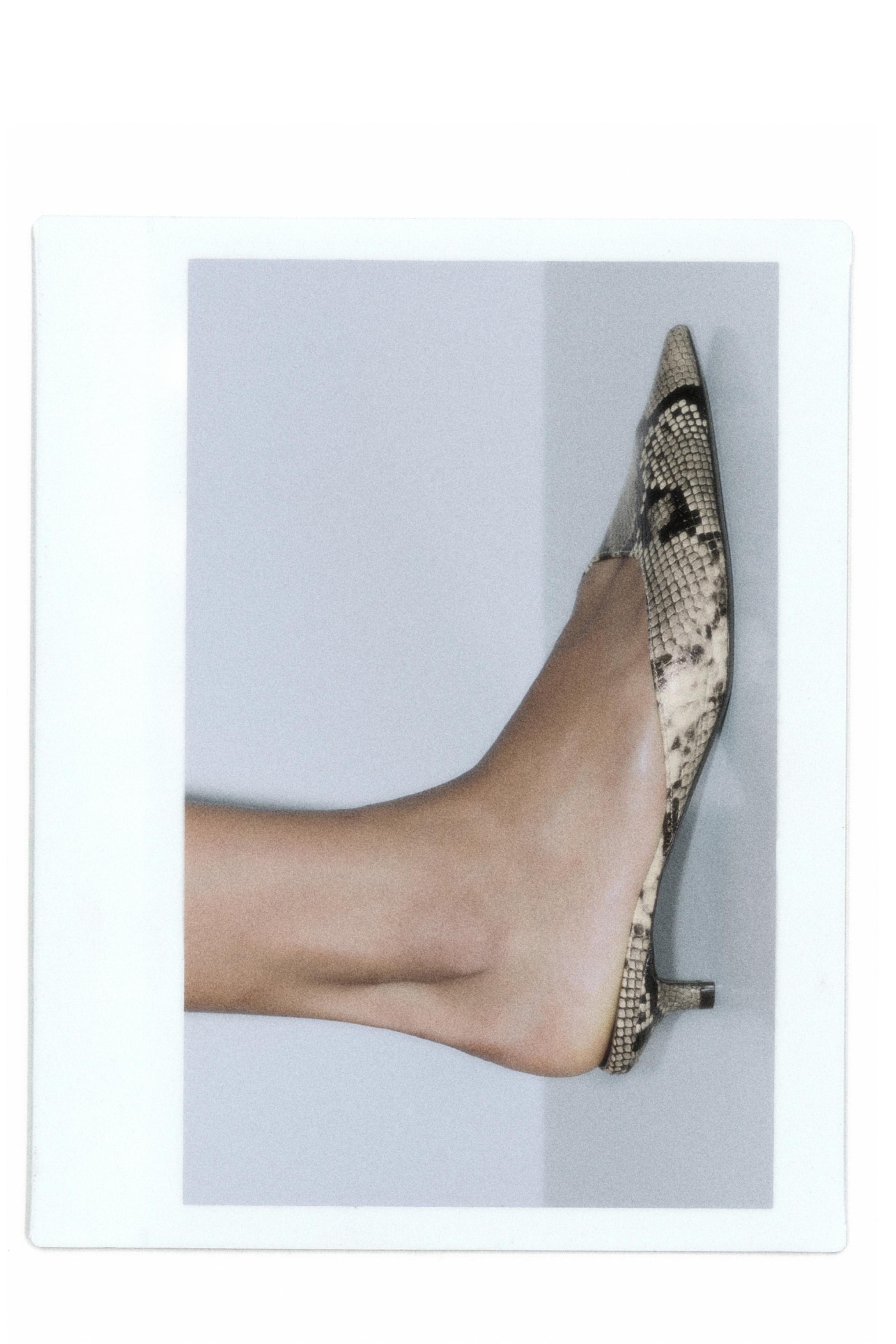 Snakeskin print mule heels — Contrast
