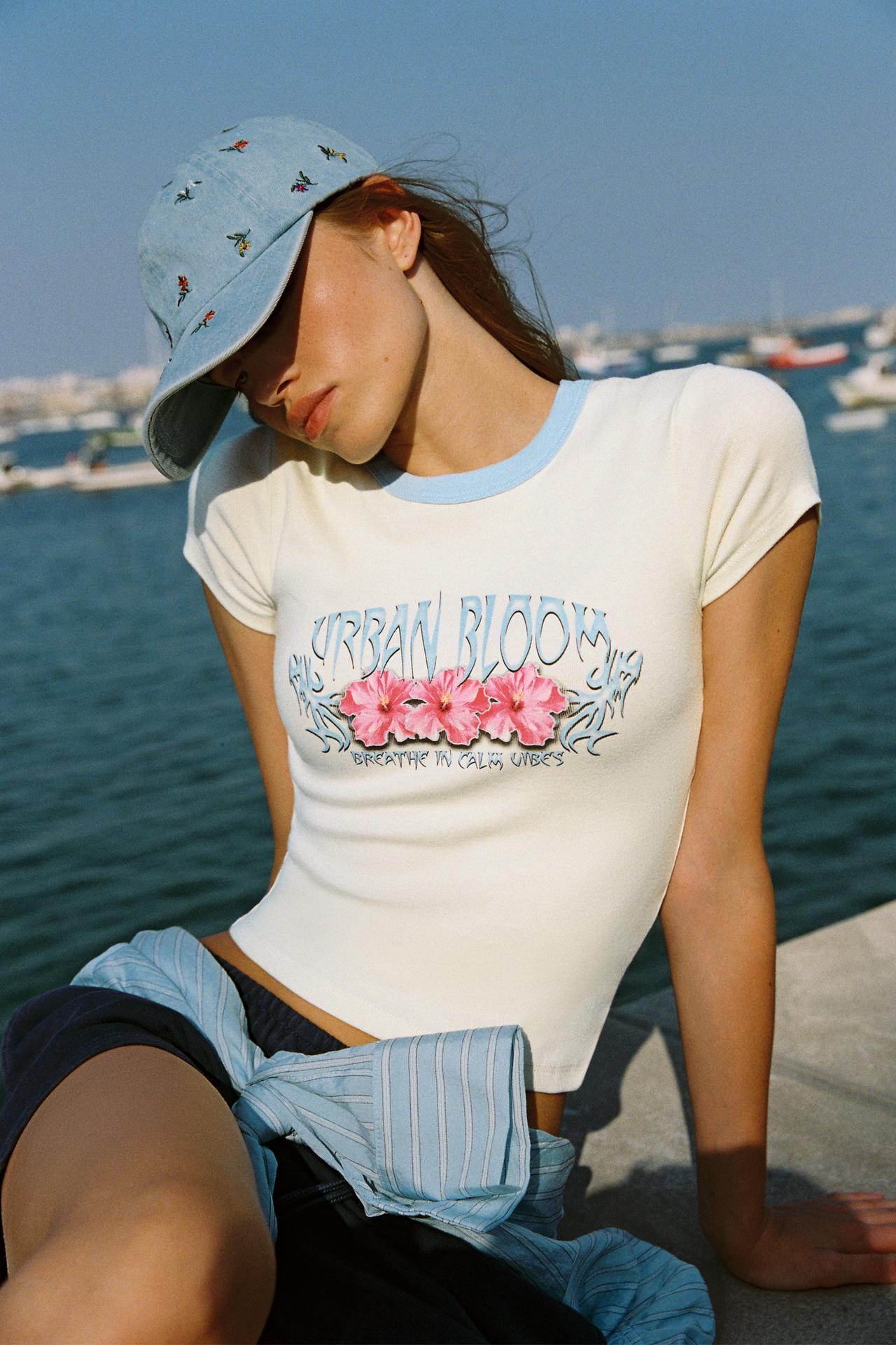 Embroidered floral cap — Black