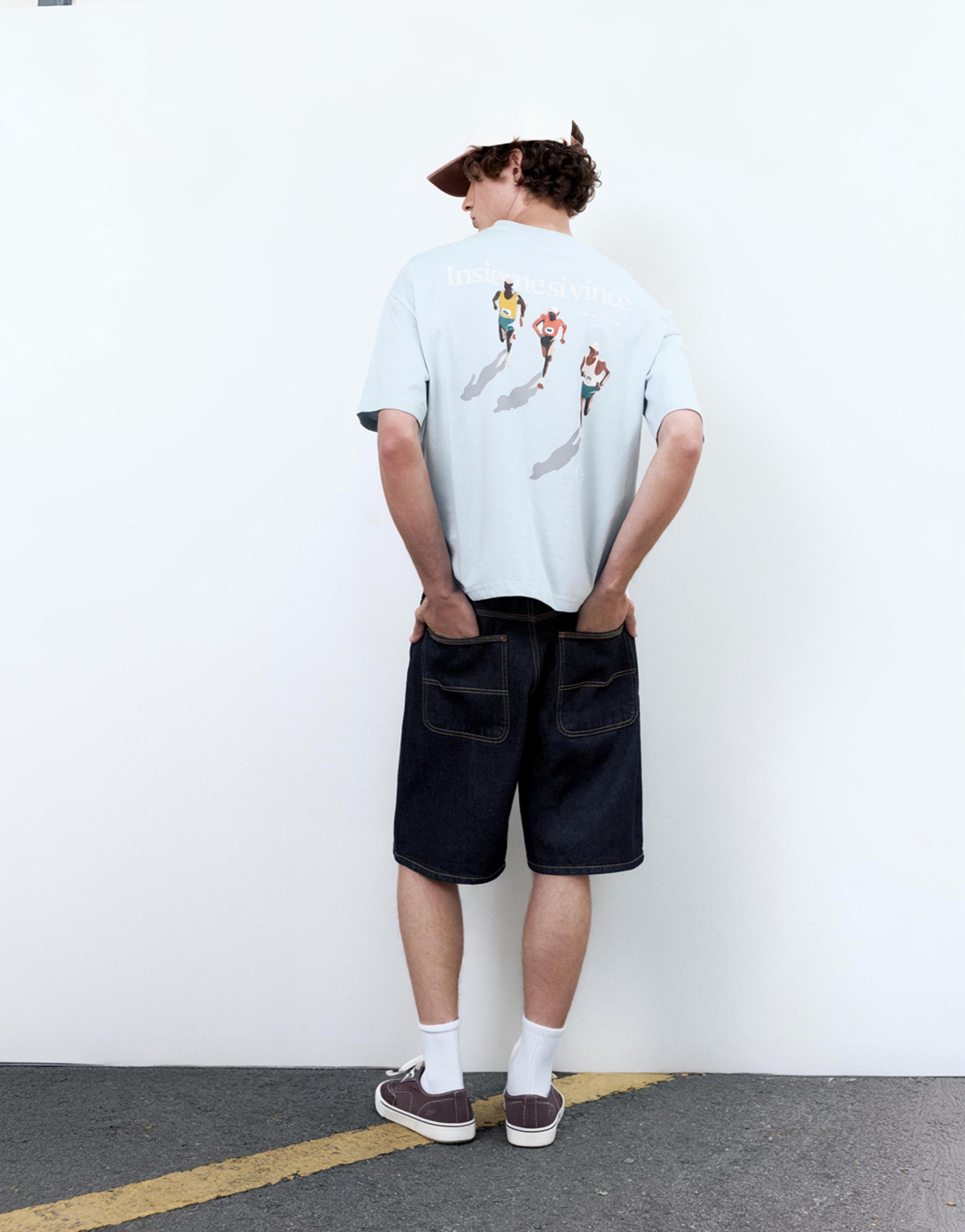 Boxy-fit T-shirt with graphic — Pale blue