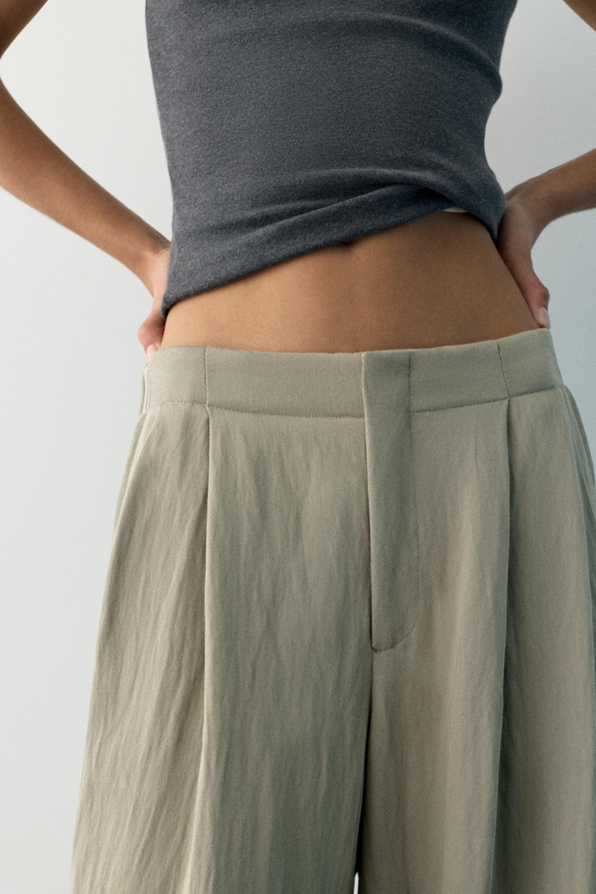 Düğmeli ve fermuarlı, kemer tokalı, önü pensli, elastik belli, tailored fit pantolon. - Görsel 43