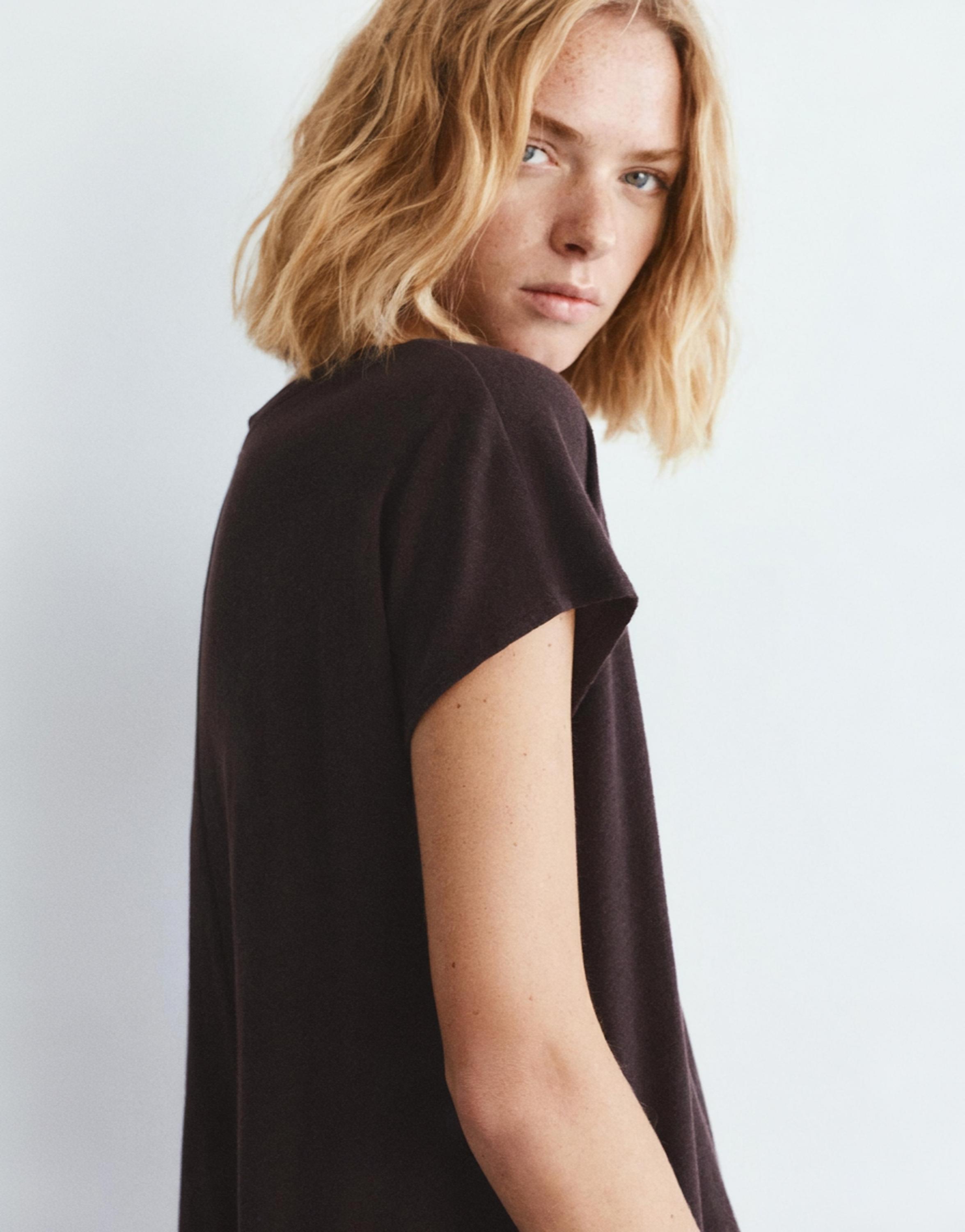 V-neck linen T-shirt — Dark brown