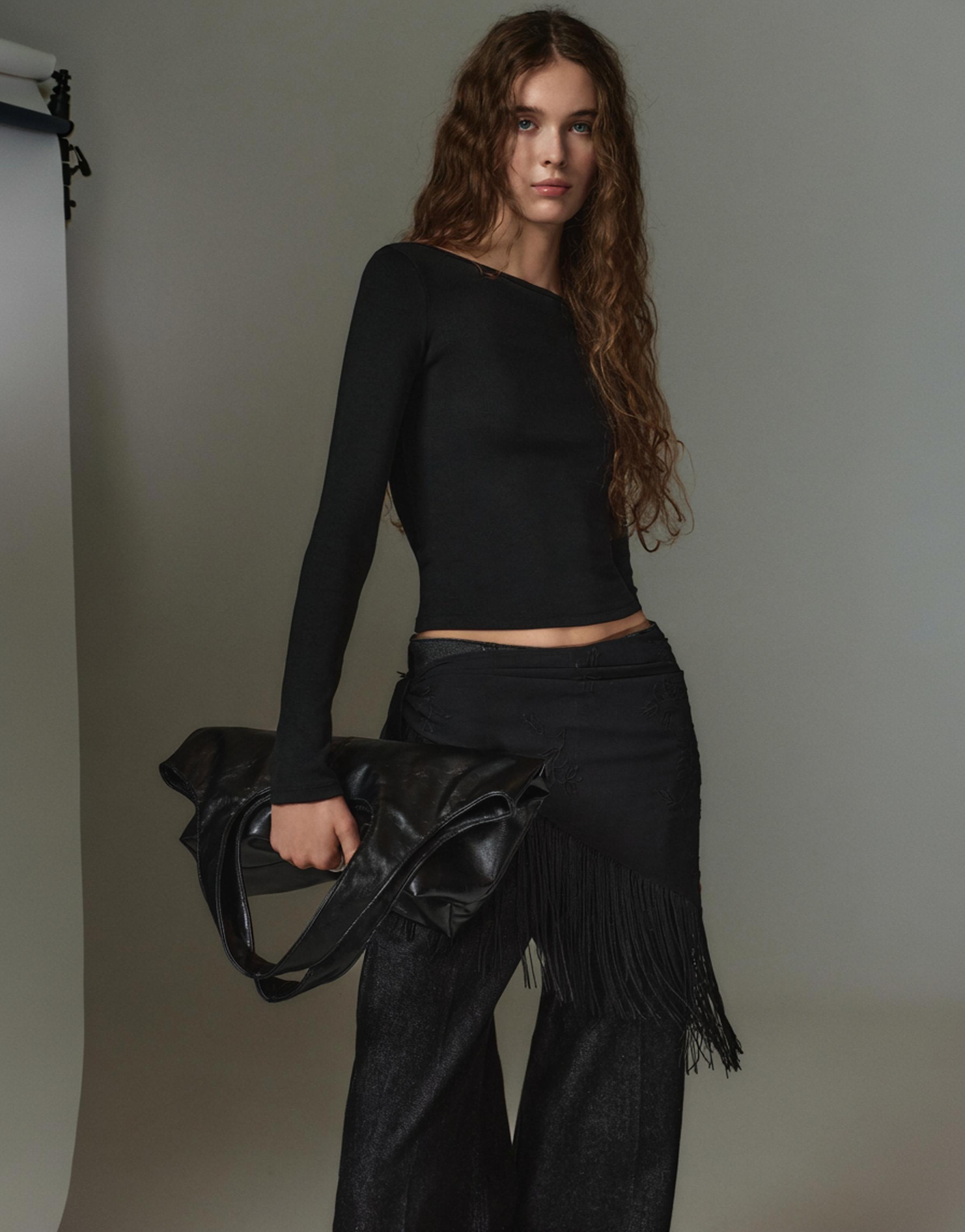 Uzun kollu geniş yaka t-shirt - Görsel 8