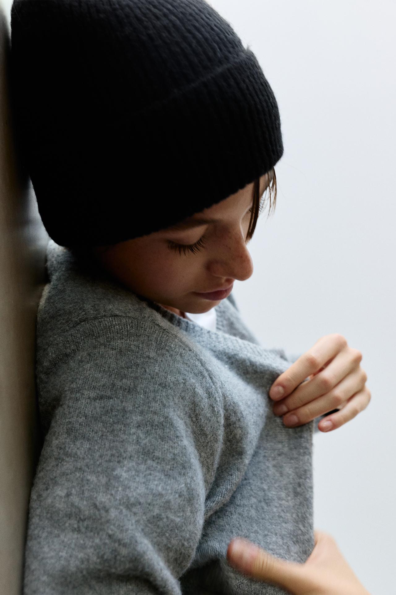 Ribbed knit beanie — Black