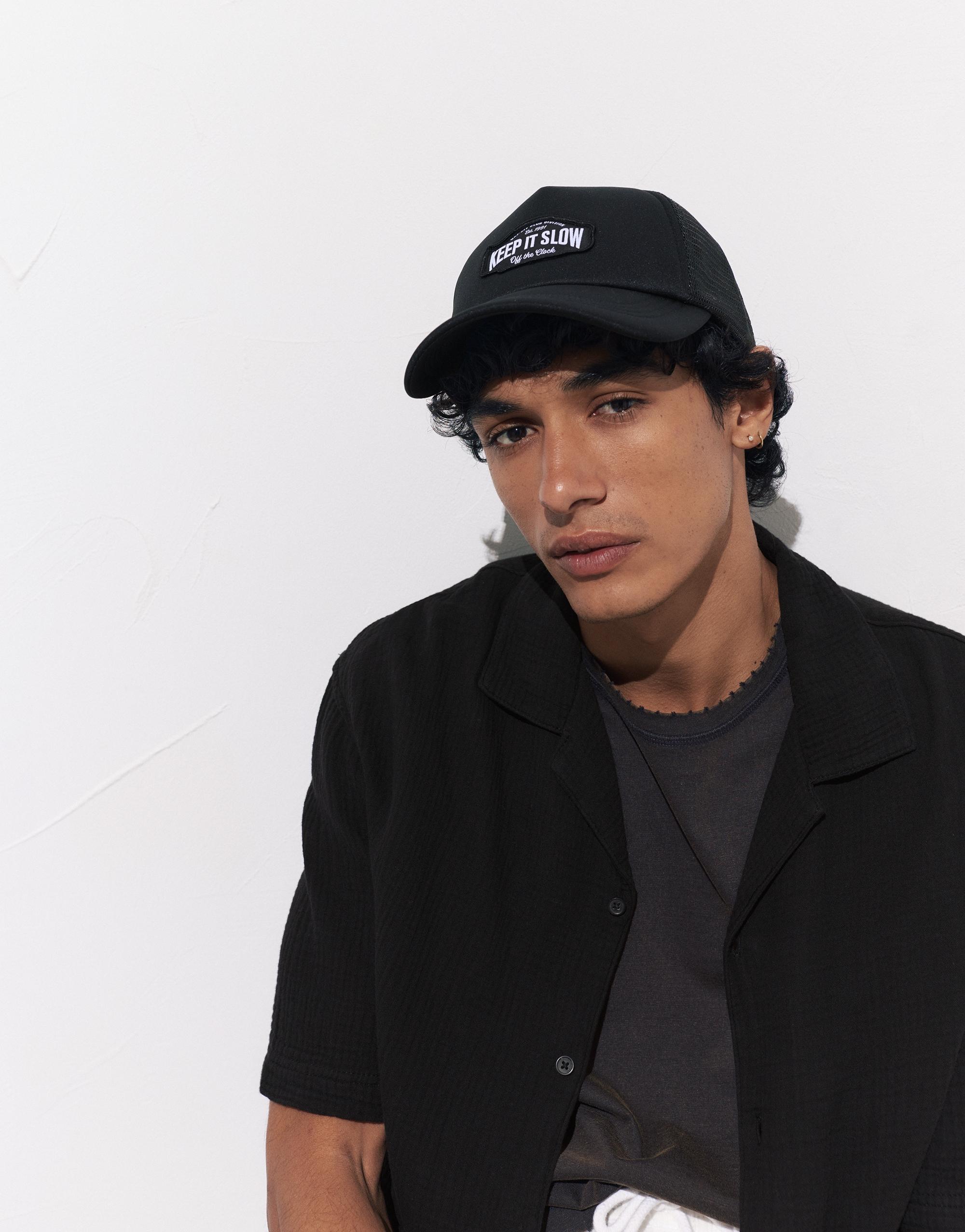 Black graphic trucker cap — Black