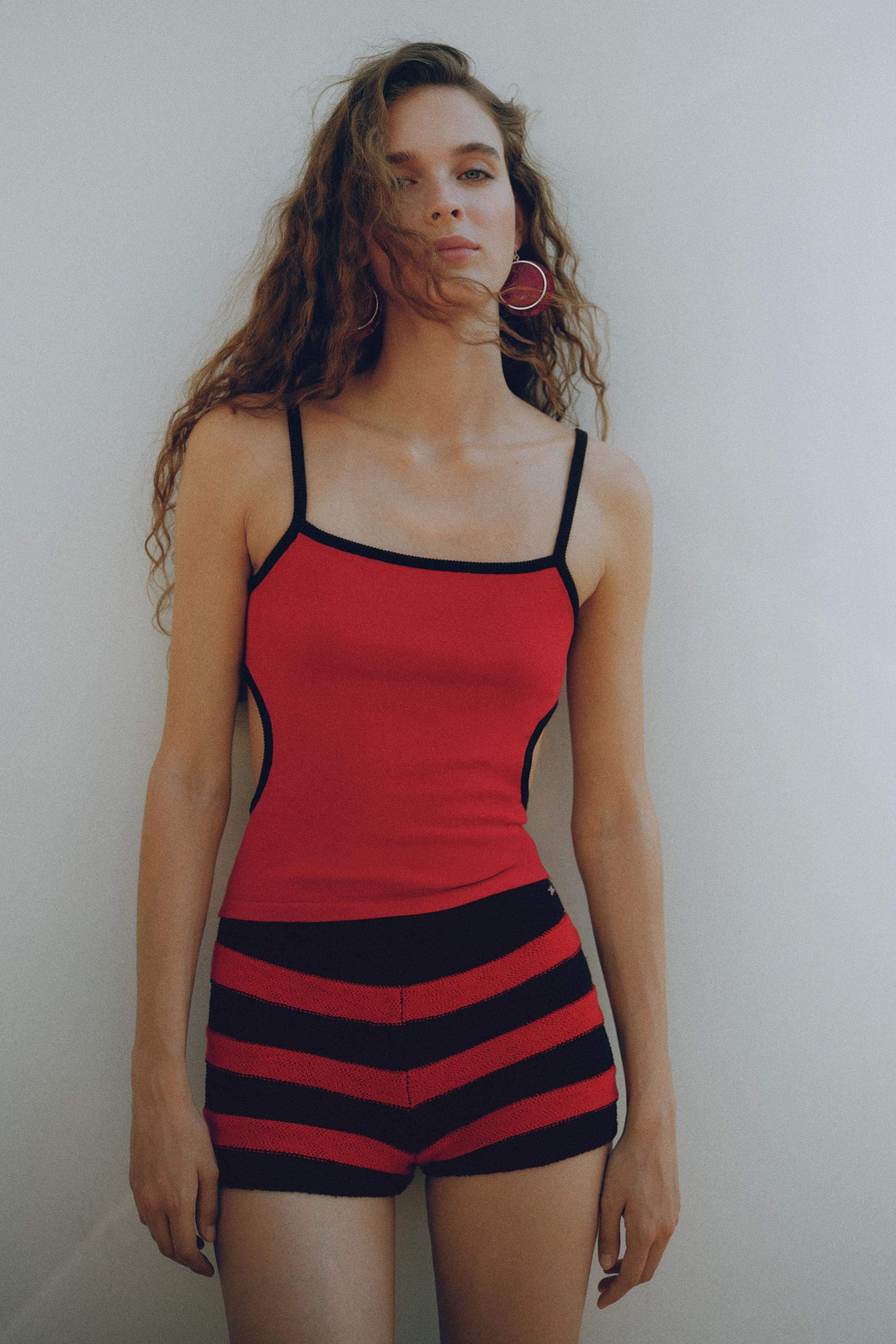 Top Rosso Con Spalline E Cut Out
